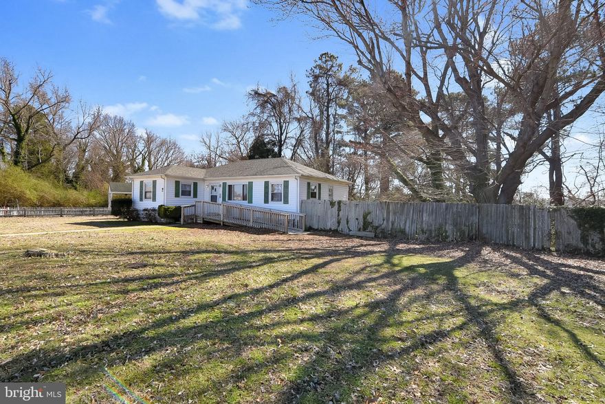 Great opportunity in Tappahannock- Large living room, eat in kitchen/dining room. 3 bedroom, 1 bath Rambler in the center of Tappahannock within walking distance of many shops, restaurants, & historical part of Town with a seasonal Farmer's Market. Backs to Hoskins Creek, so you do have a view! Minutes to Town's marina, fitness center, golf course, public boat ramp, health care facilities & hospital. Sold as is.
