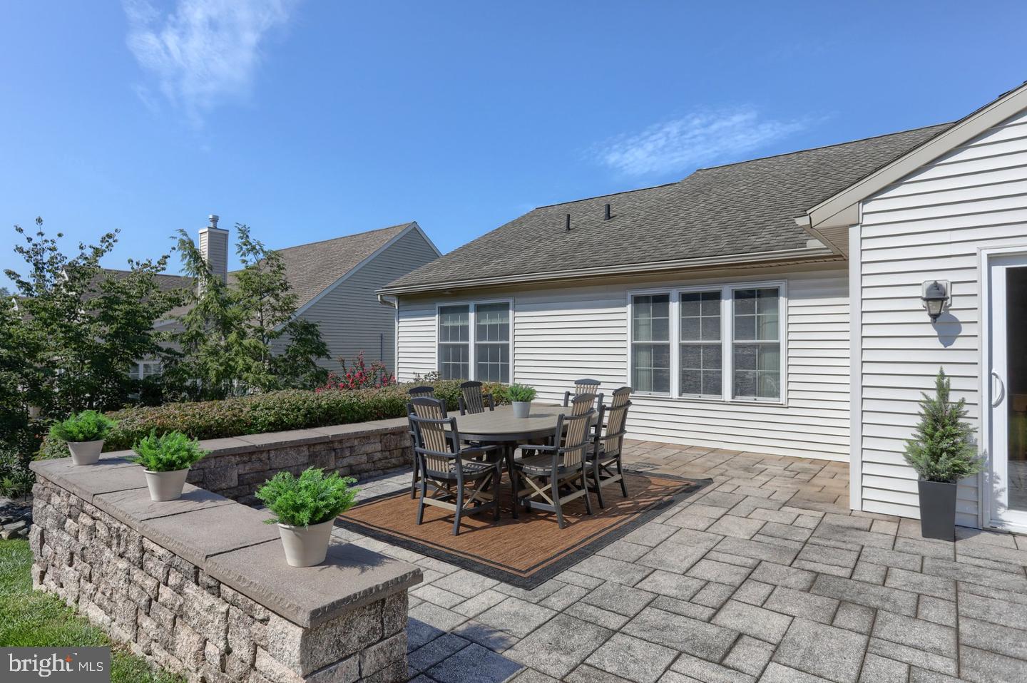 858 WATER EDGE CT