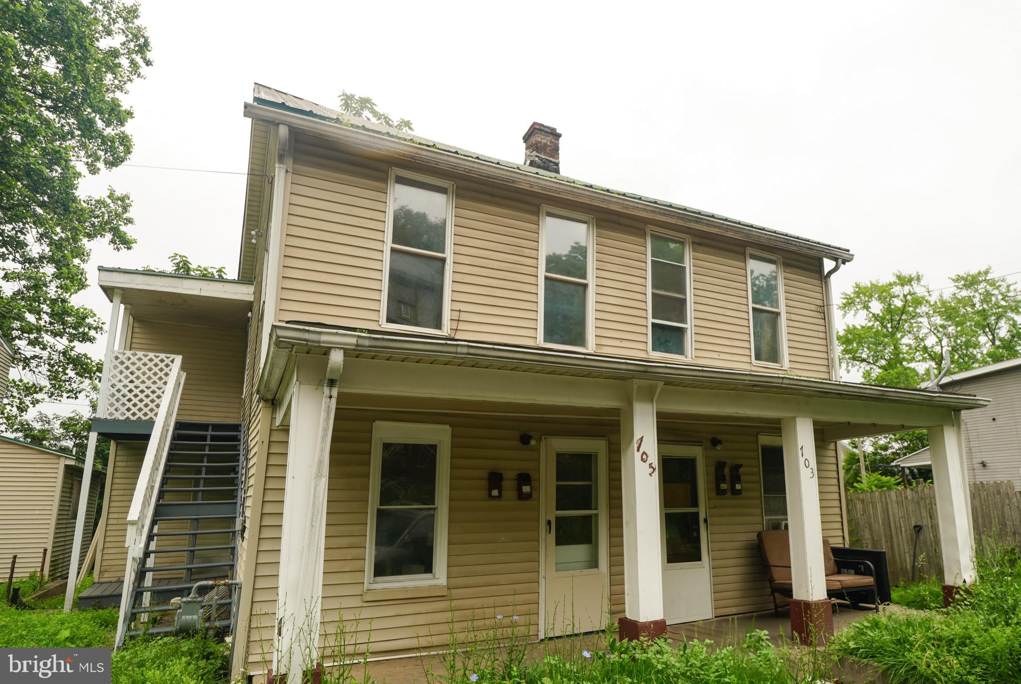 🏘️ Investor Special – Fully One-Bedroom Fourplex.
Don’t miss this excellent investment opportunity! This four-unit property features all one-bedroom, one-bath units—ideal for steady rental income and low-maintenance management.
Some updates have already been completed, while others offer room for improvement—perfect for investors looking to add value and boost returns.
💰 Priced to move! Whether you're expanding your portfolio or starting, this fourplex is a smart buy.
