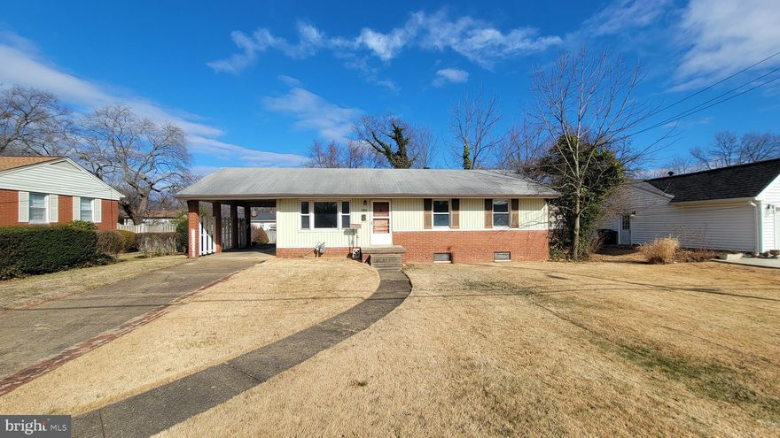 Awesome home ready for your touch. Great bones. Great lot. Great location. Instant equity opportunity with a little bit of work! Are you an investor looking for opportunities? You can simply renovate, or maybe you decide to pop the top and leverage the desirability of location, location, location! Are you a simply looking to get into the neighborhood at a lower than average price? This is your opportunity, and it's knocking!
NOTE: THERE ARE NO UTILITIES ON AT THE HOME: NO WATER, NO ELECTRICITY, NO GAS. Do not attempt to open windows that have ivy on them.