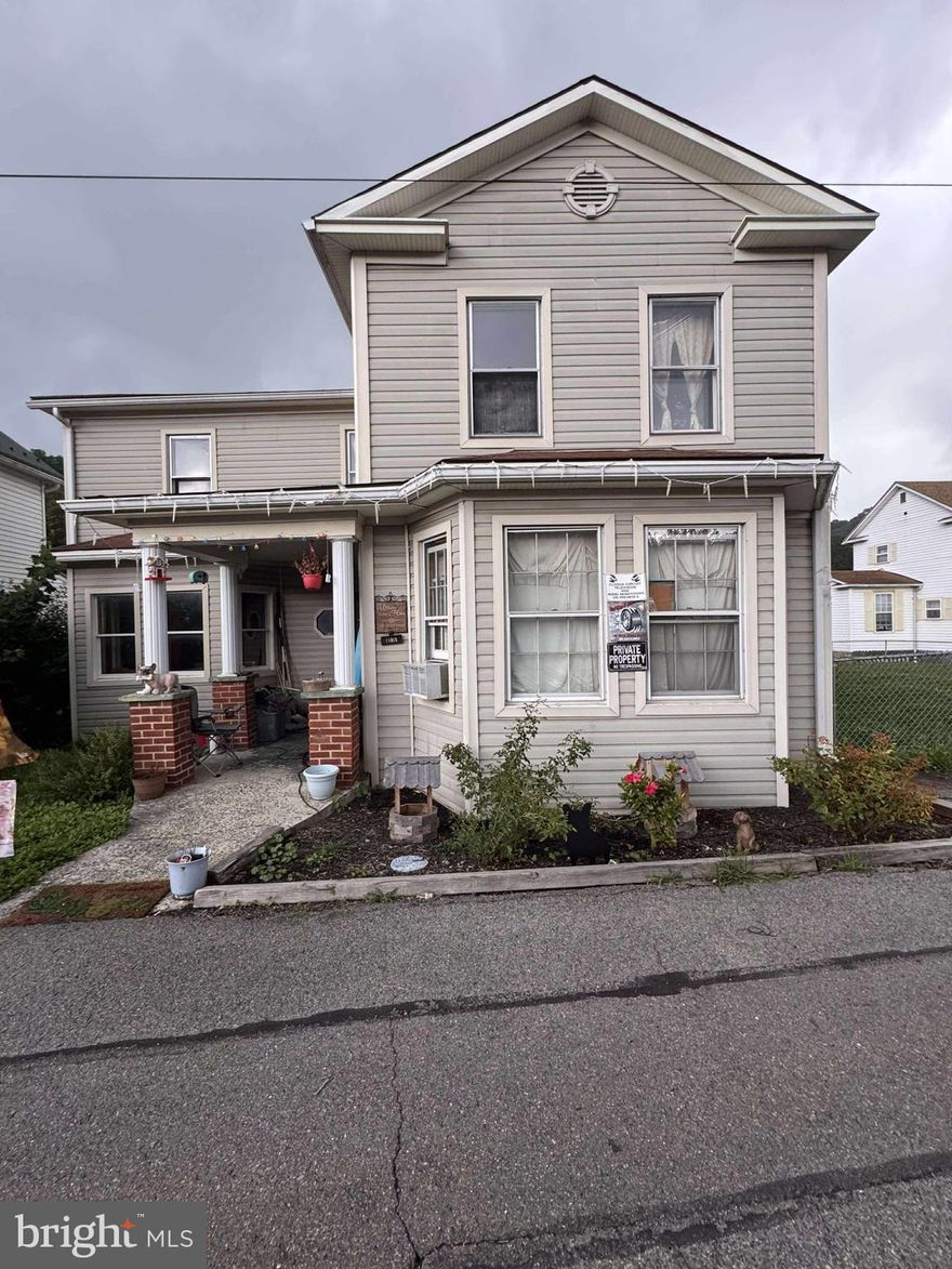 Great home for someone who is handy or a great investment opportunity. Double lot with a big garage out back. Also has a fenced in back yard.Sold as is.