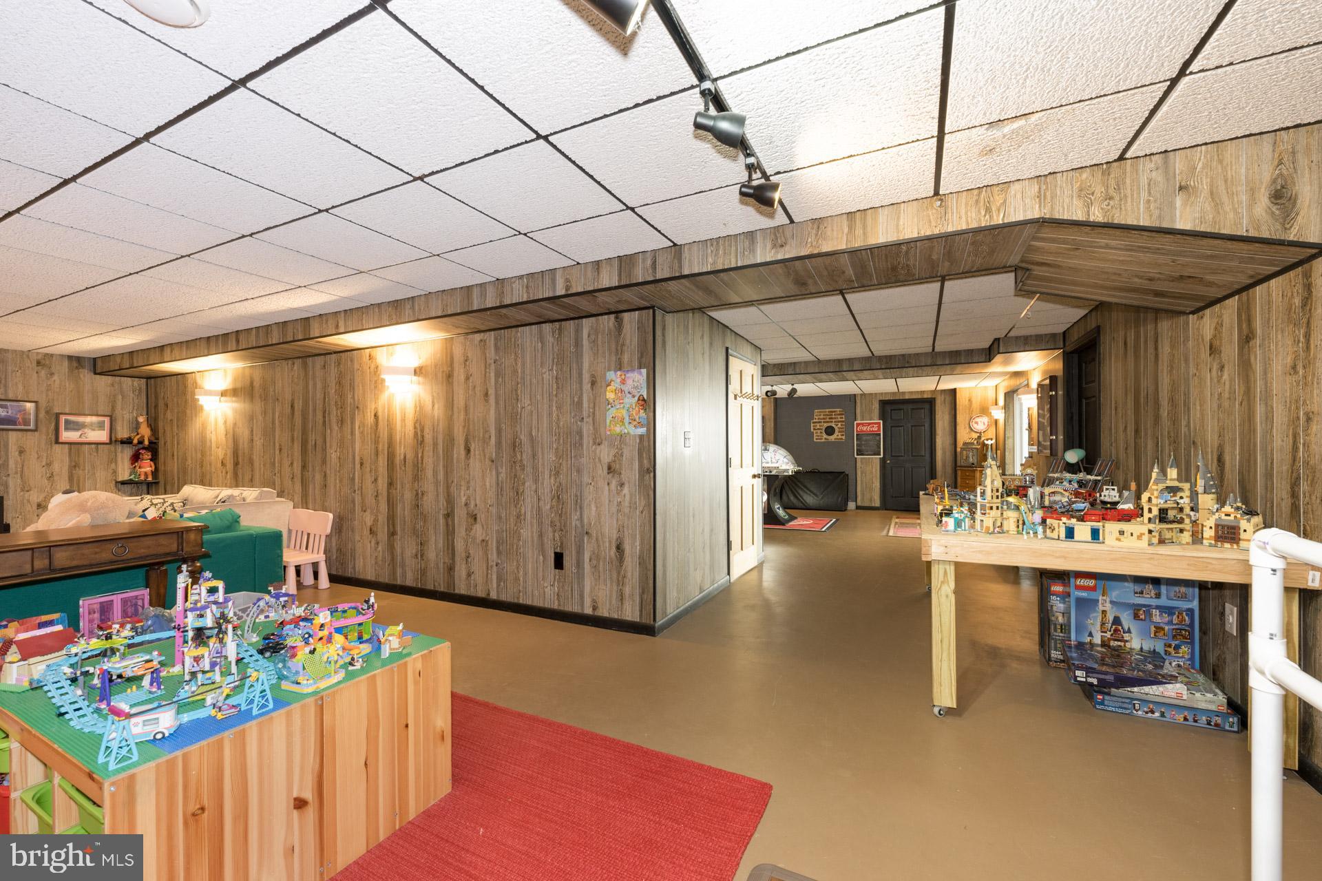 ENGLISH MEADOWS - Residential