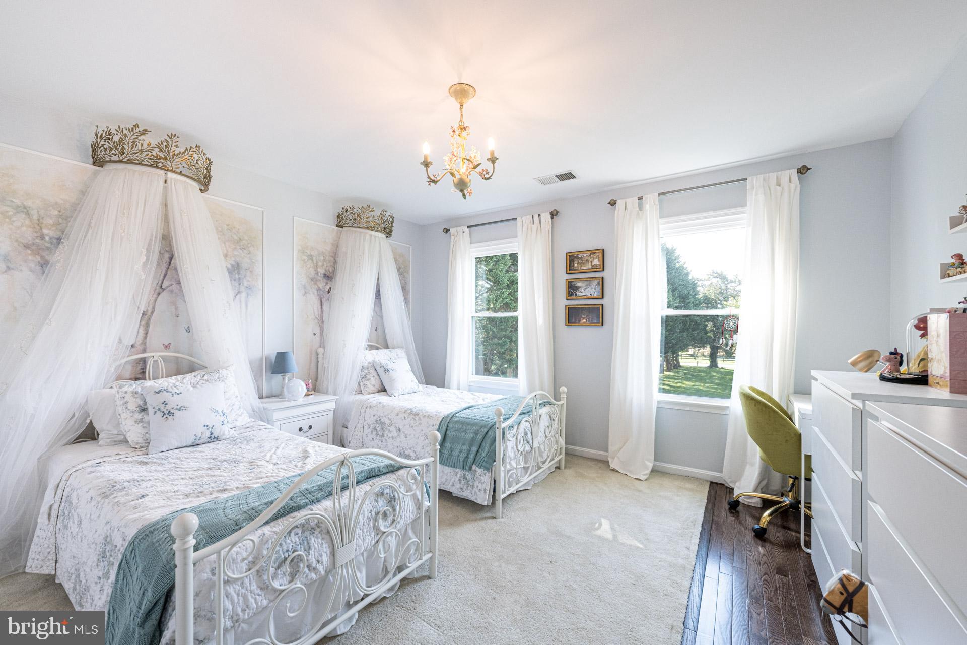 ENGLISH MEADOWS - Residential