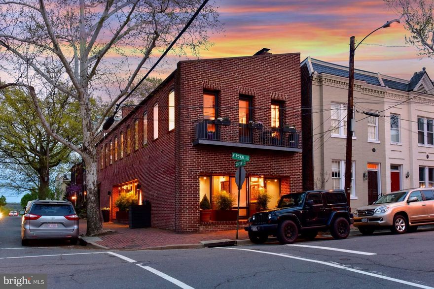 City living at its best in this spacious & spectacular 5000sqft end unit townhouse.  Loft like space w/ tall ceilings & abundant natural light. Top quality renovations, recent roof and updated systems. Large upper level library can easily be returned to a third bedroom.  Finished lower level offers wood paneled family/media room w/wrap around storage, bonus room, kitchenette, full bath & storage.