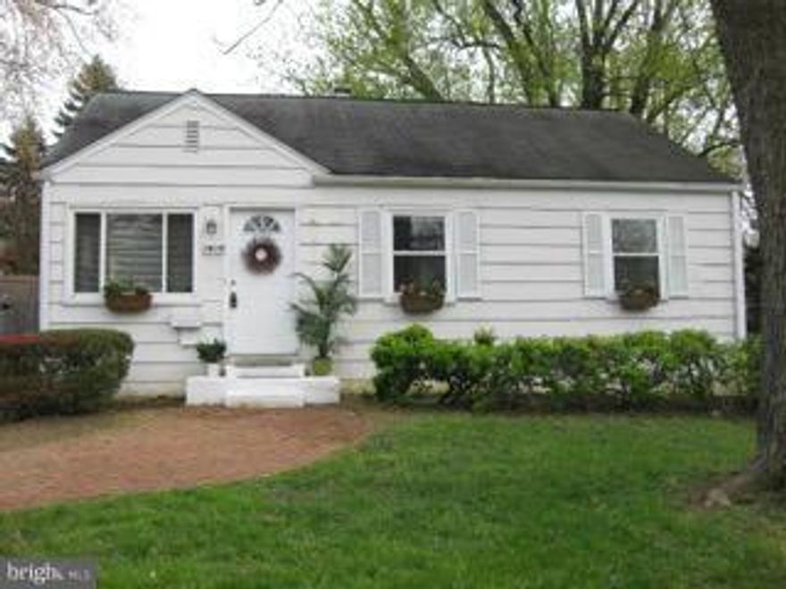 Detached 3 Bed-room house is conveniently located in the heart of Tysons Corner. Hardwood Floors, easy access to fenced backyard for pets or play. Close to Silver line Metro, I-66, I-495, Bus stop, Trader Joe's, Whole Foods and Tyson Corner's Mall.