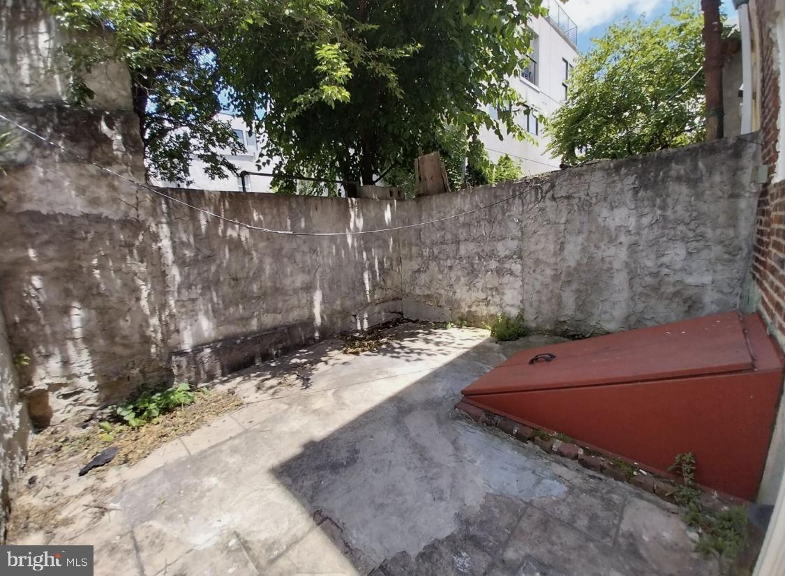 ITALIAN MARKET - Residential Lease