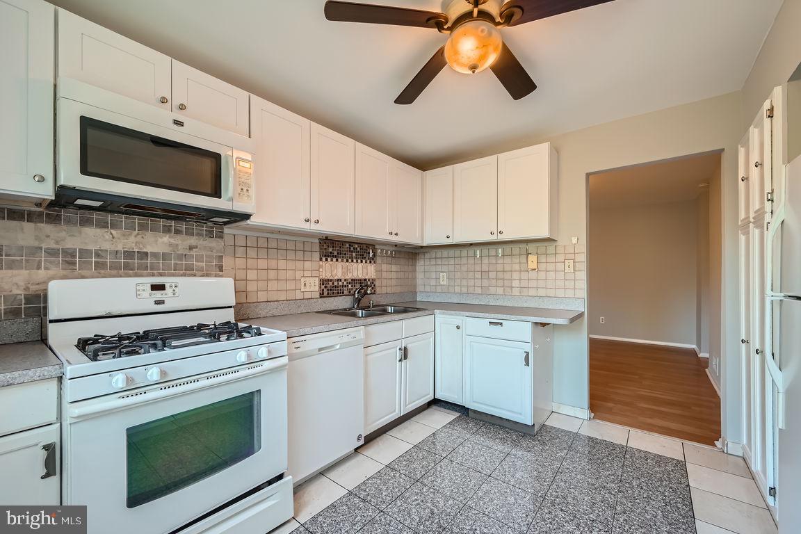 VILLAGES OF HOMELAND - Residential Lease