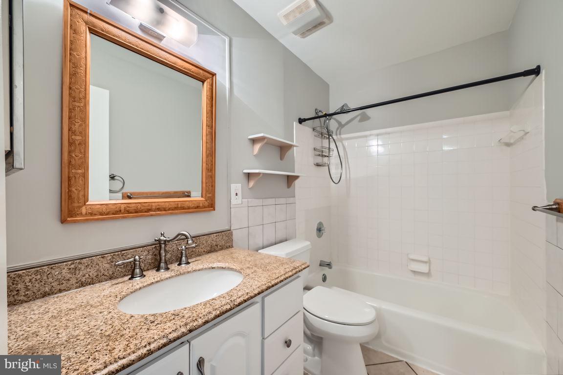 VILLAGES OF HOMELAND - Residential Lease