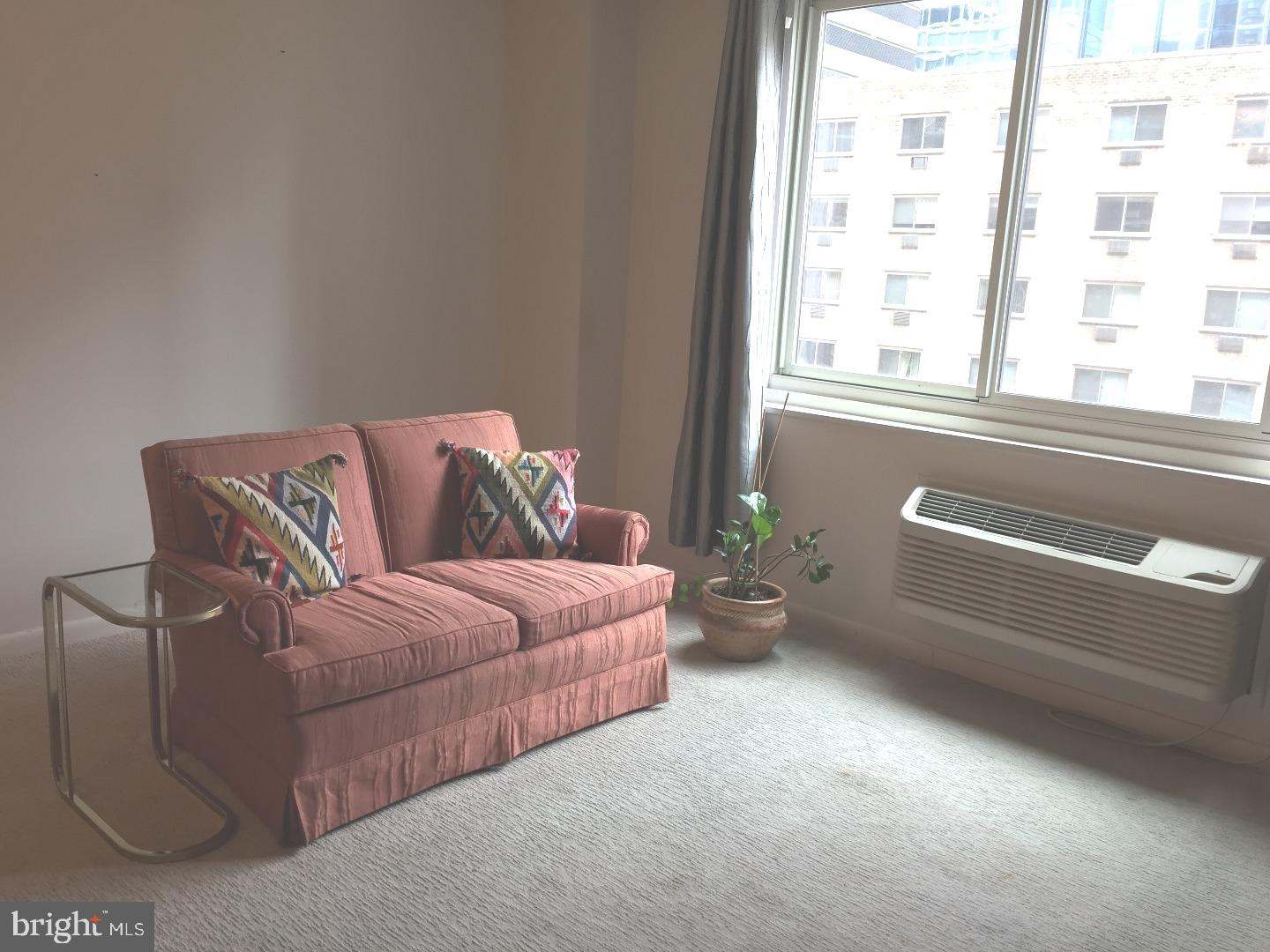 LOGAN SQUARE - Residential