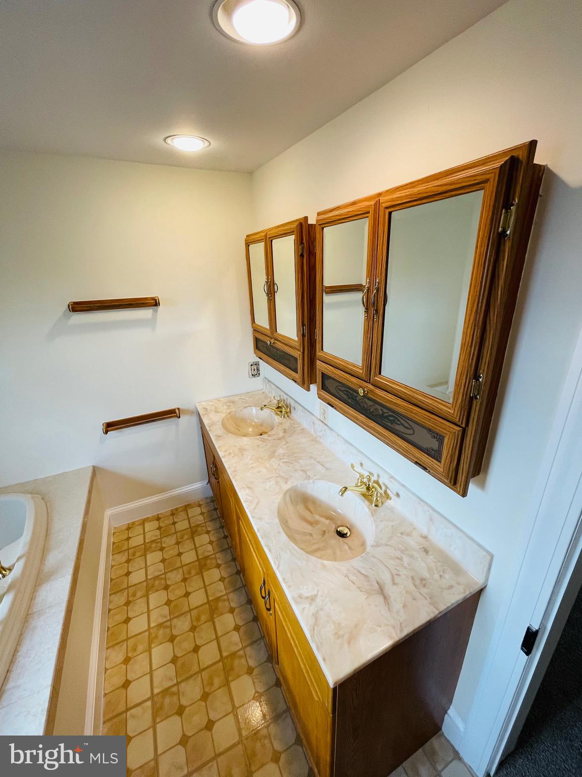 LENOLA - Residential Lease