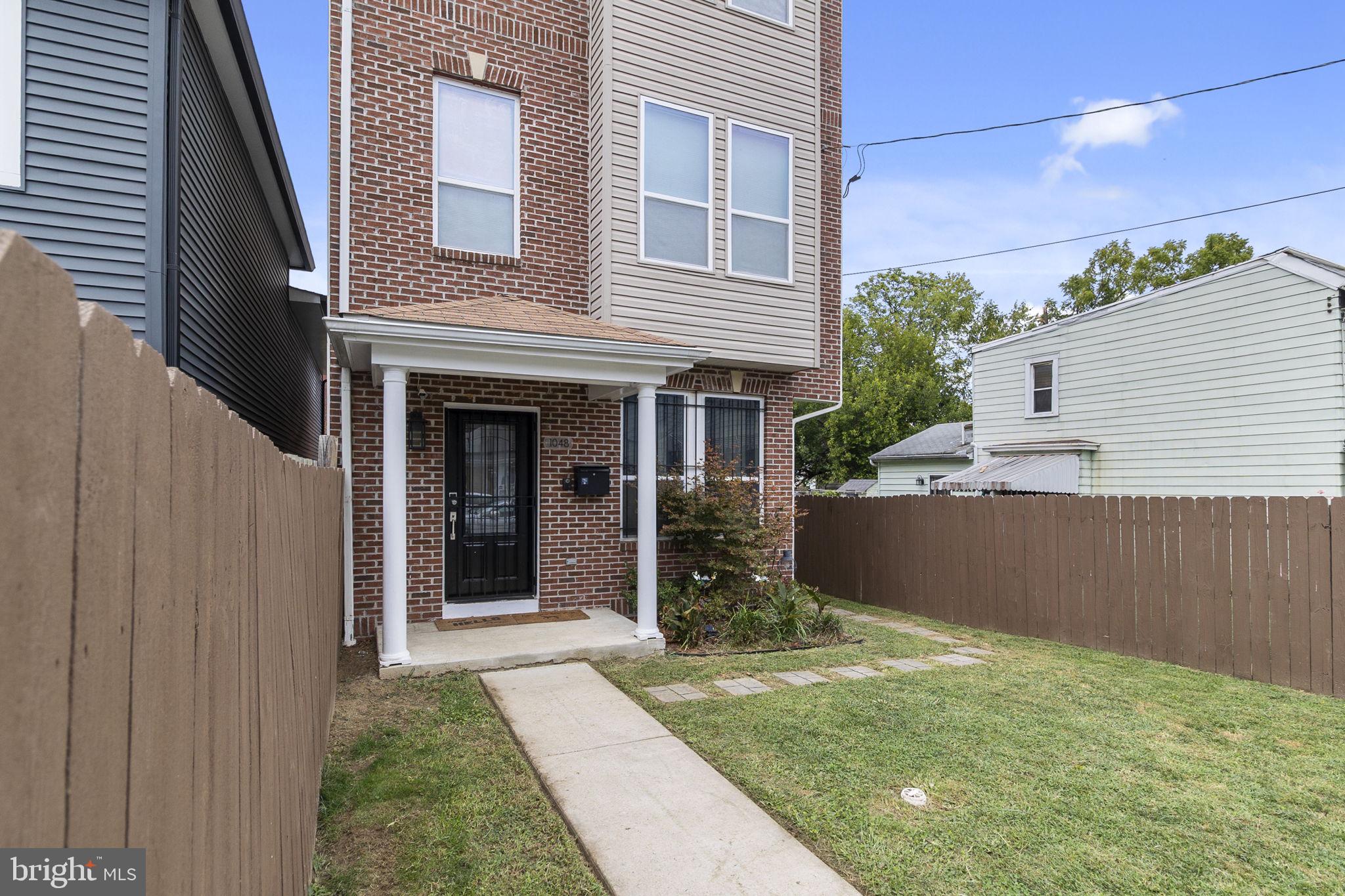1048 48TH PLACE NE