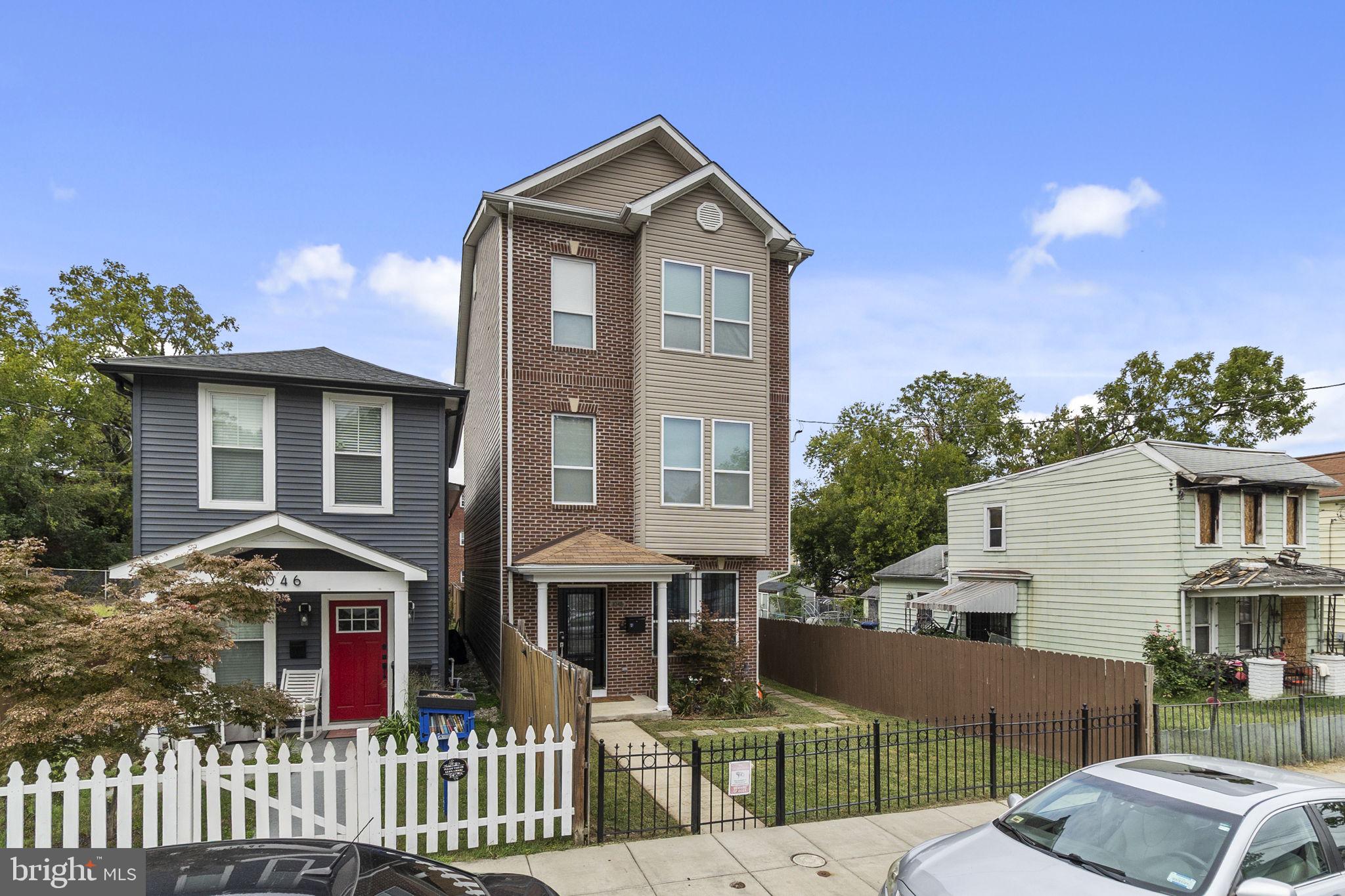 1048 48TH PLACE NE