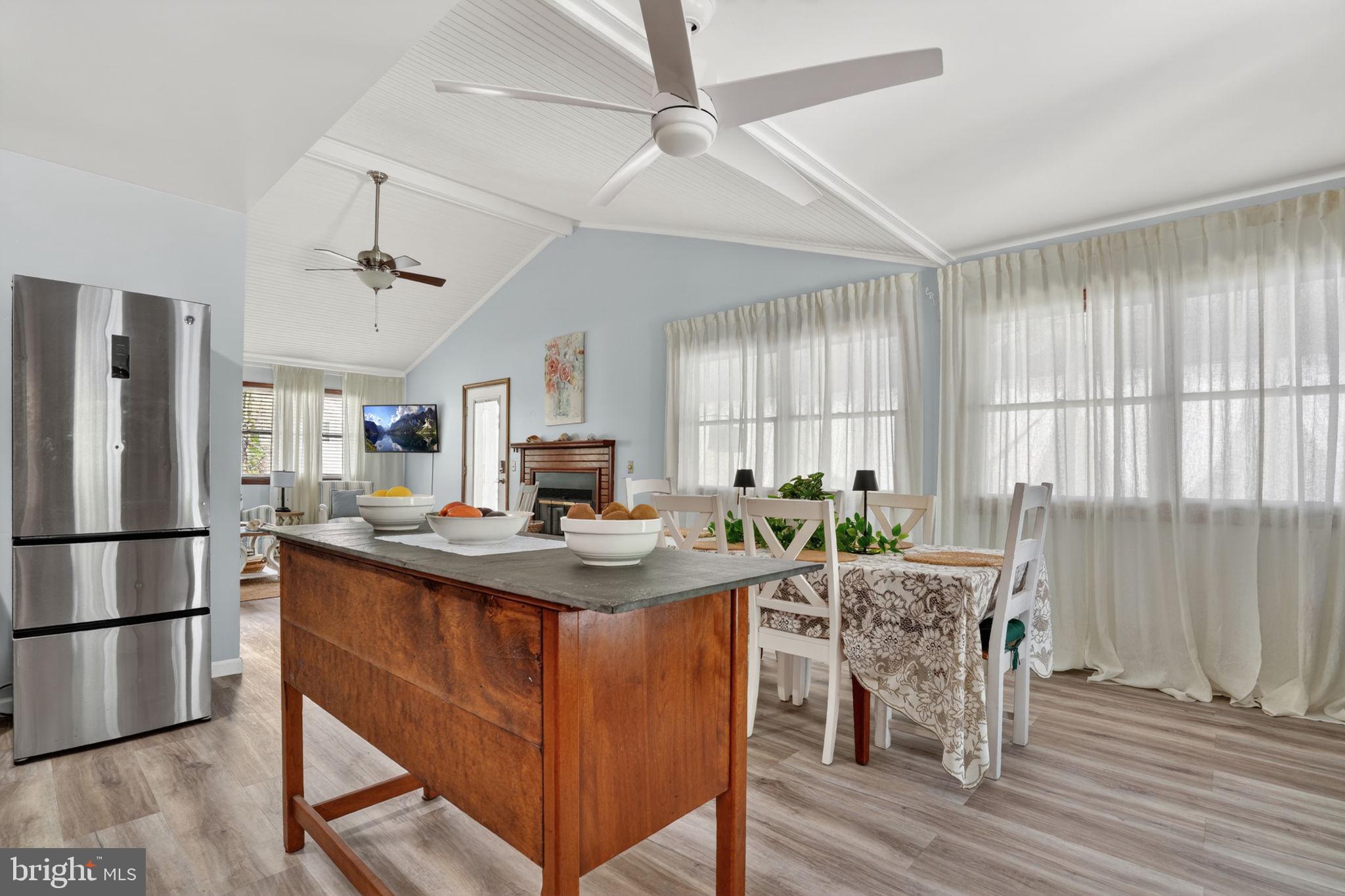 CAPTAIN'S COVE - Residential