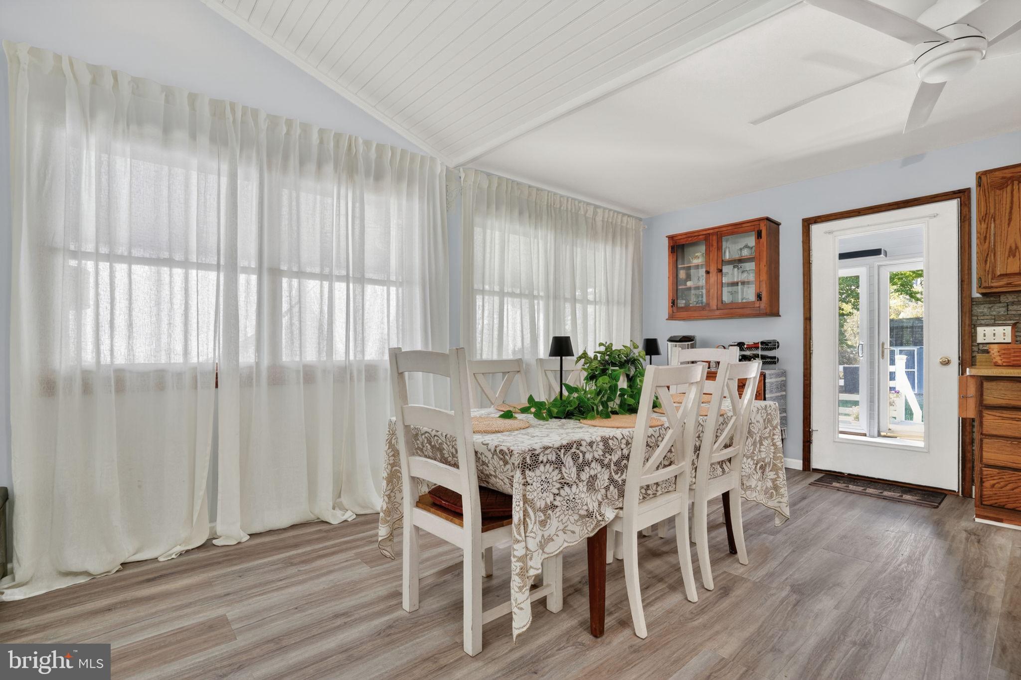 CAPTAIN'S COVE - Residential