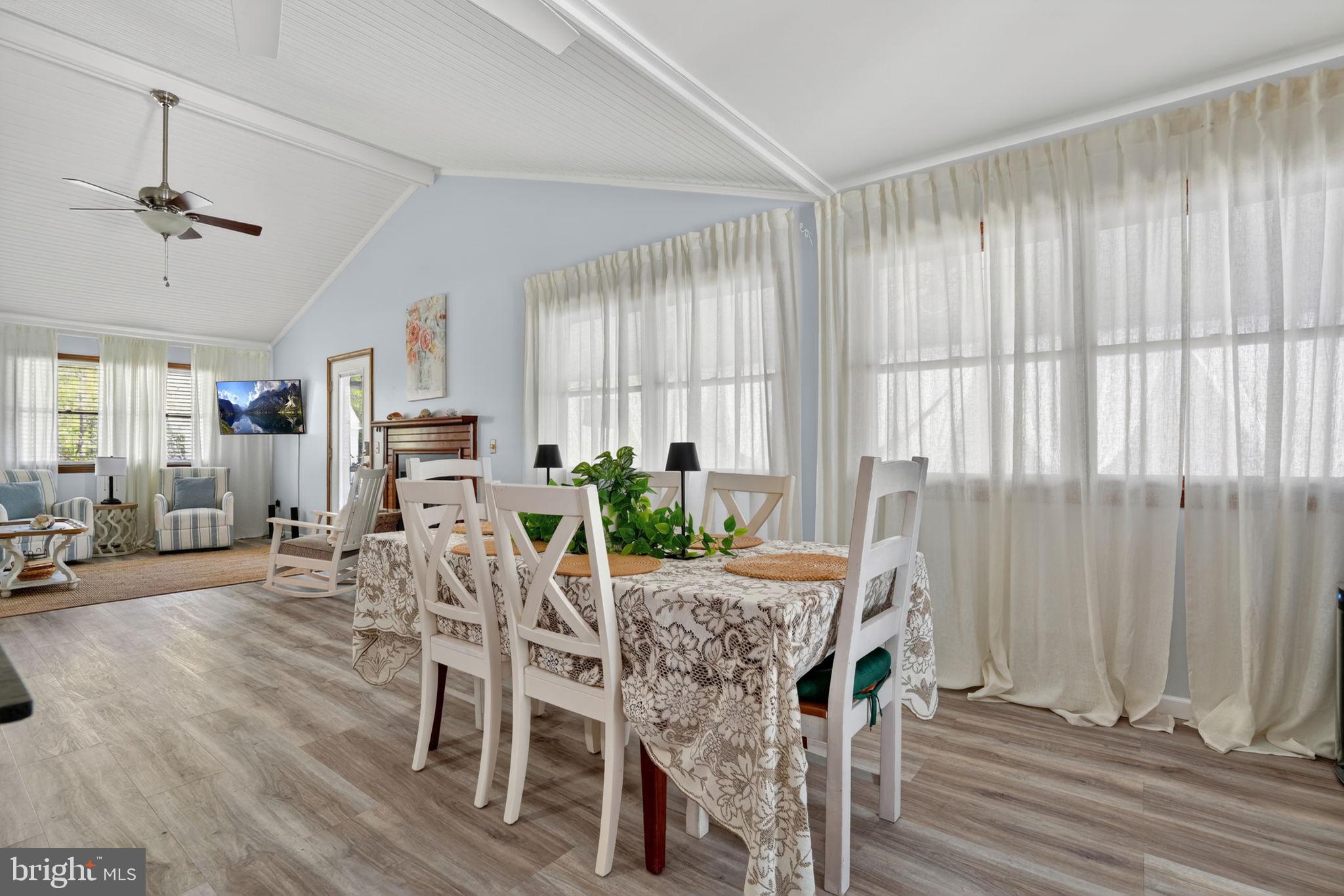 CAPTAIN'S COVE - Residential