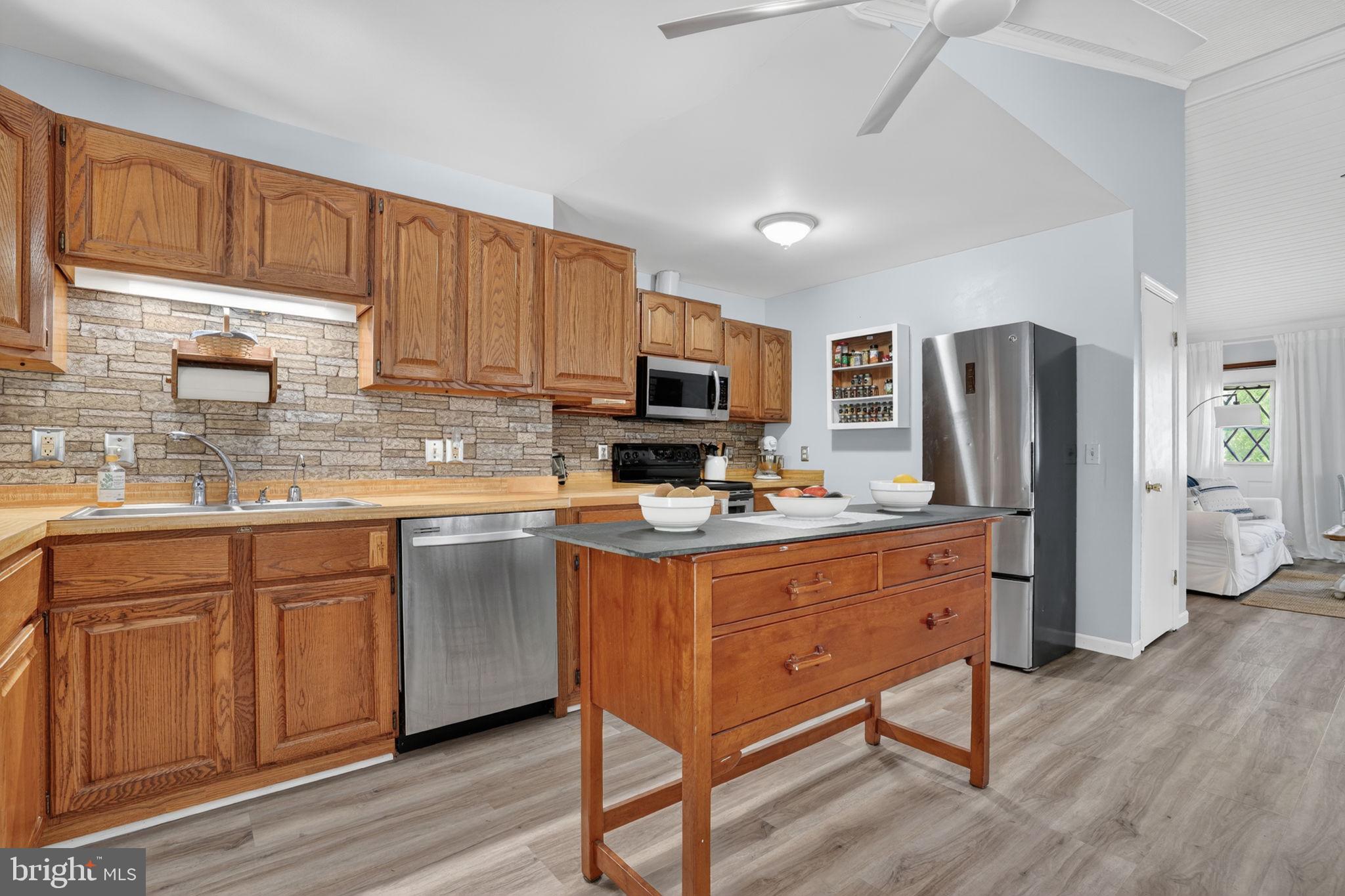 CAPTAIN'S COVE - Residential