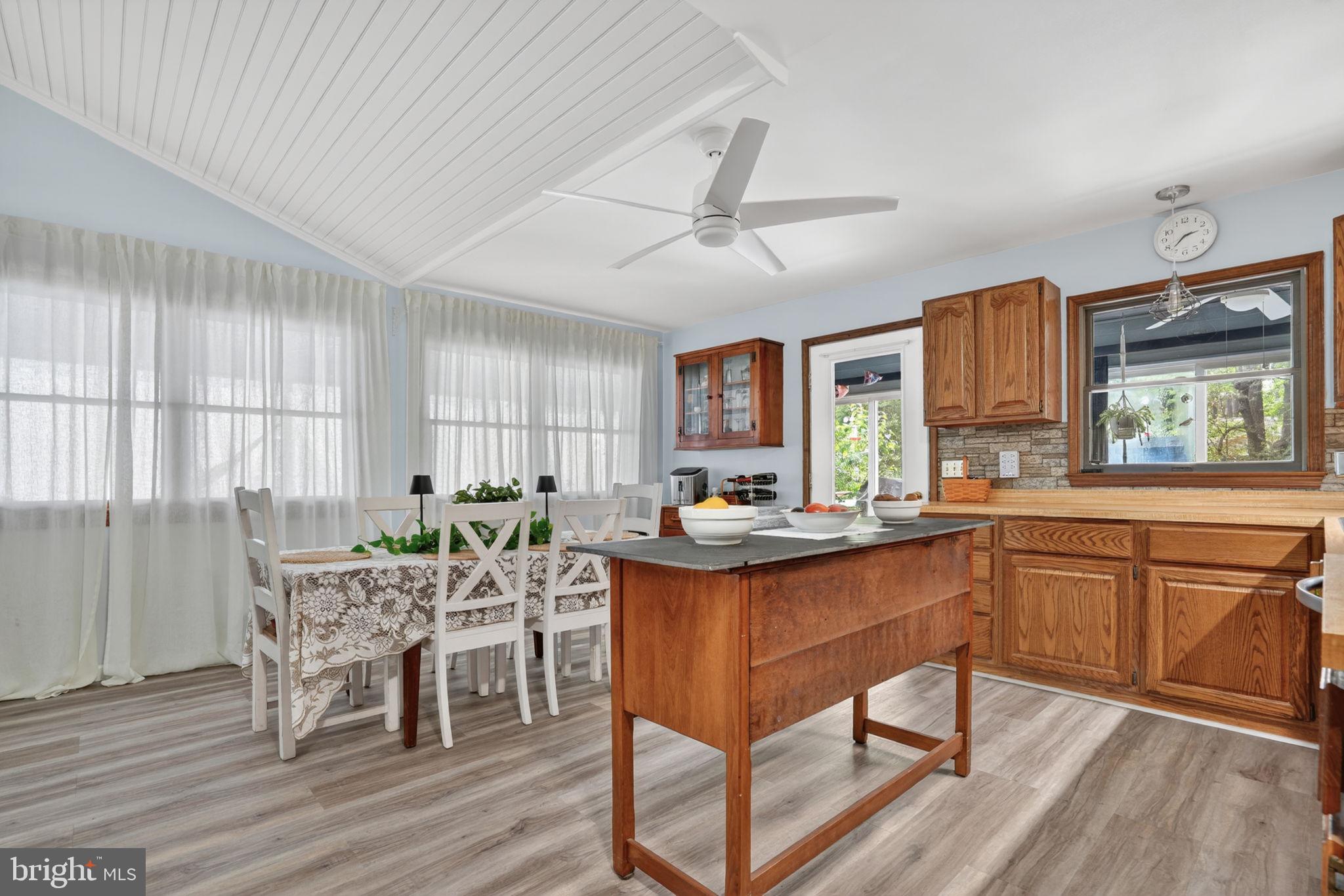 CAPTAIN'S COVE - Residential