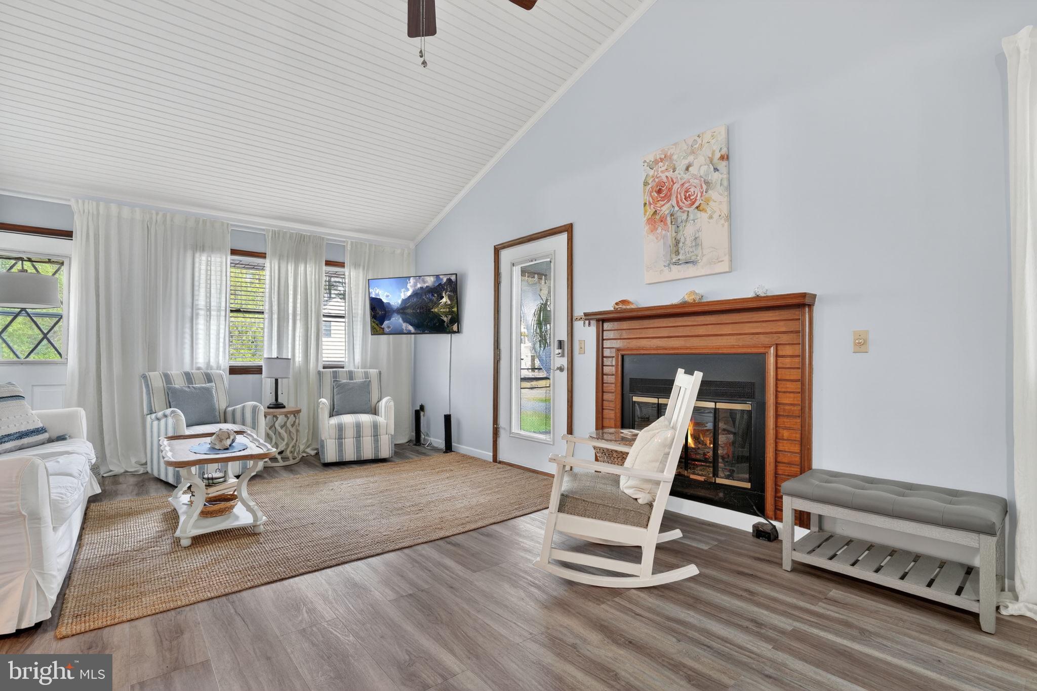 CAPTAIN'S COVE - Residential