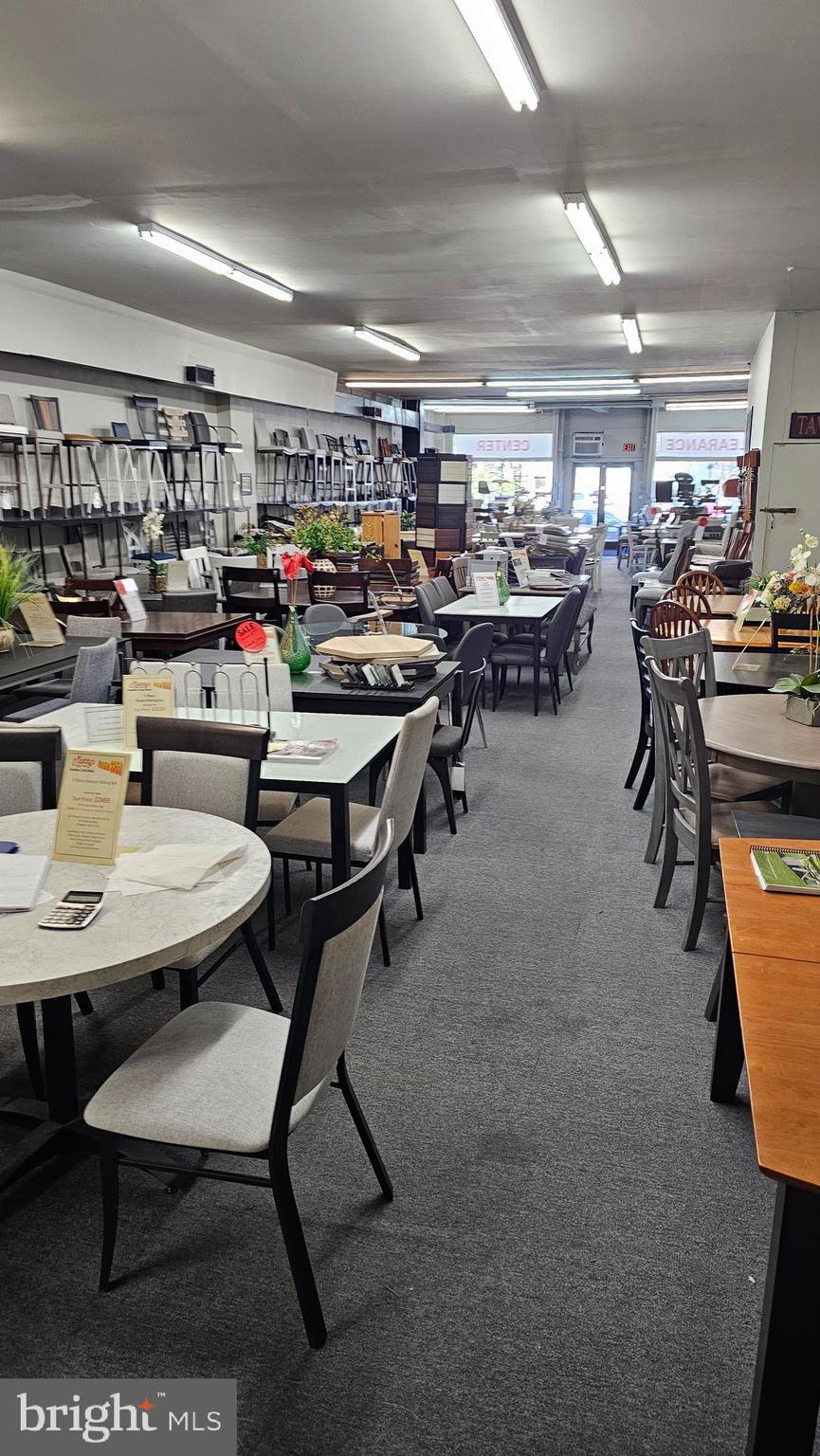 HOLMESBURG - Commercial Lease