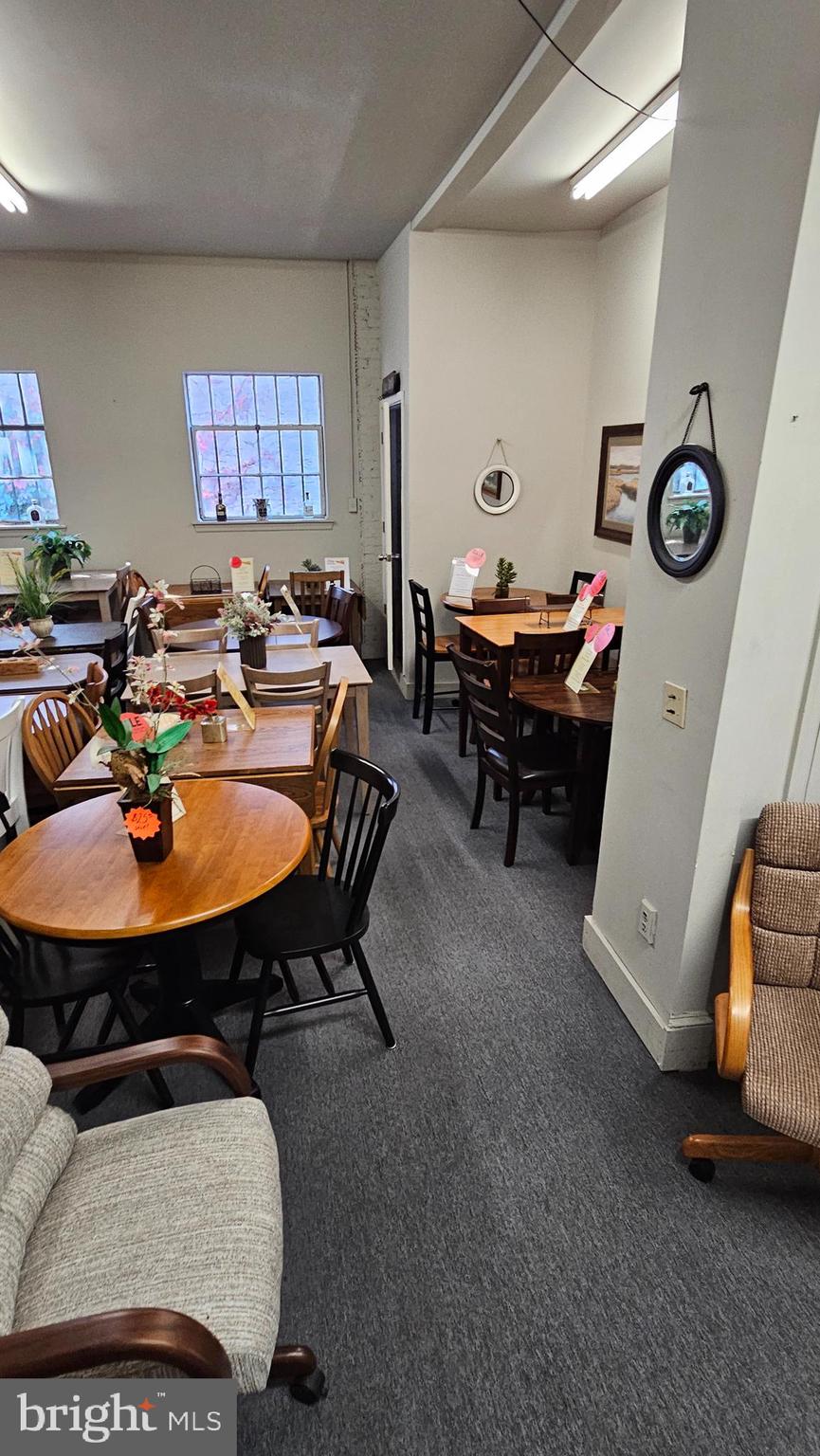 HOLMESBURG - Commercial Lease