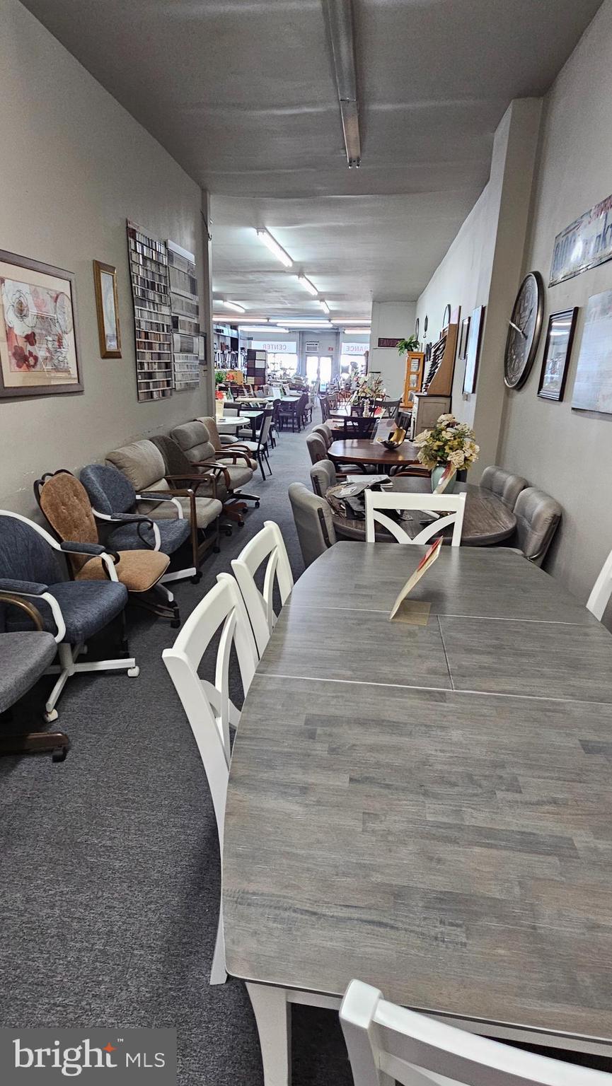 HOLMESBURG - Commercial Lease