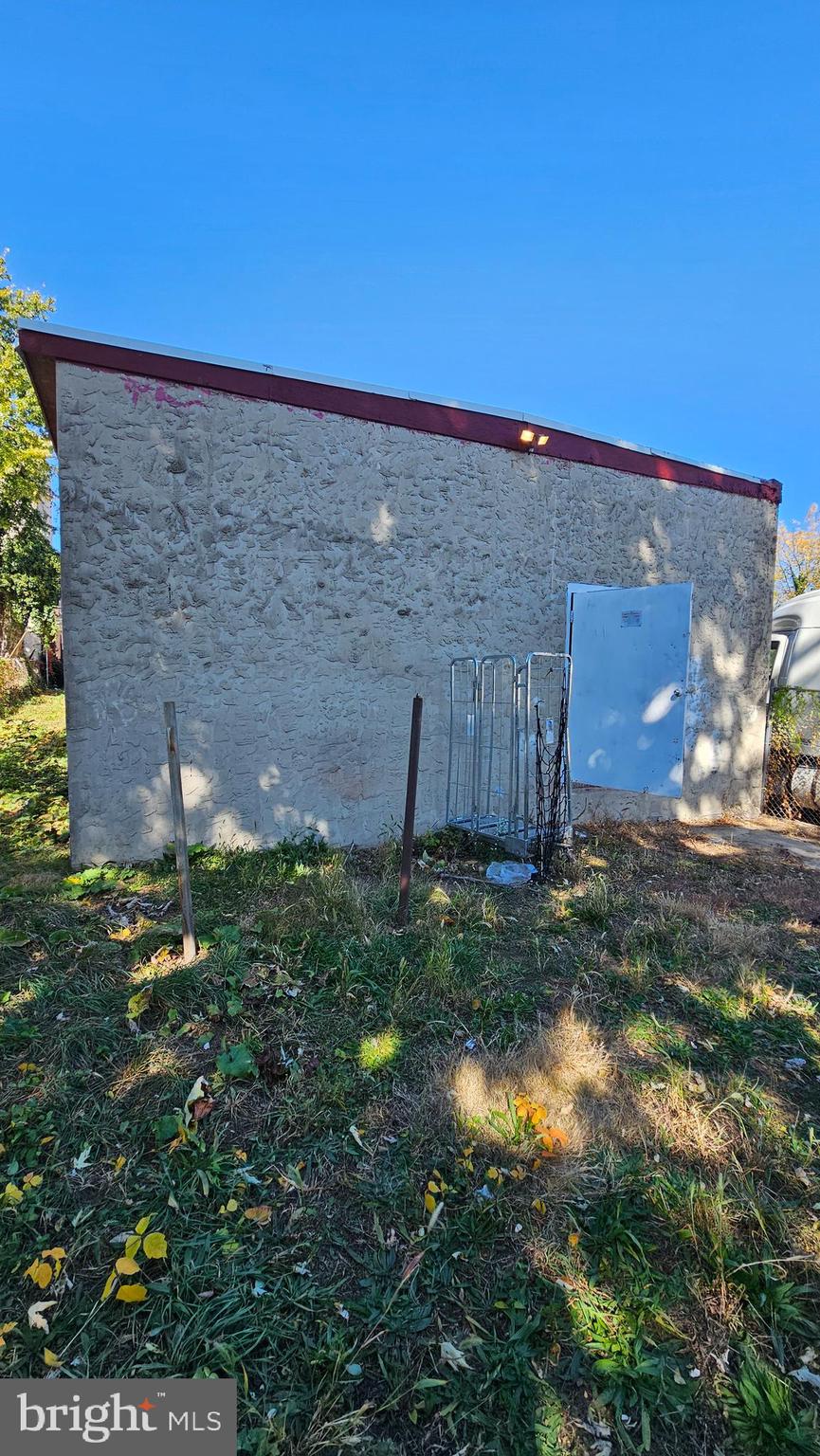 HOLMESBURG - Commercial Lease