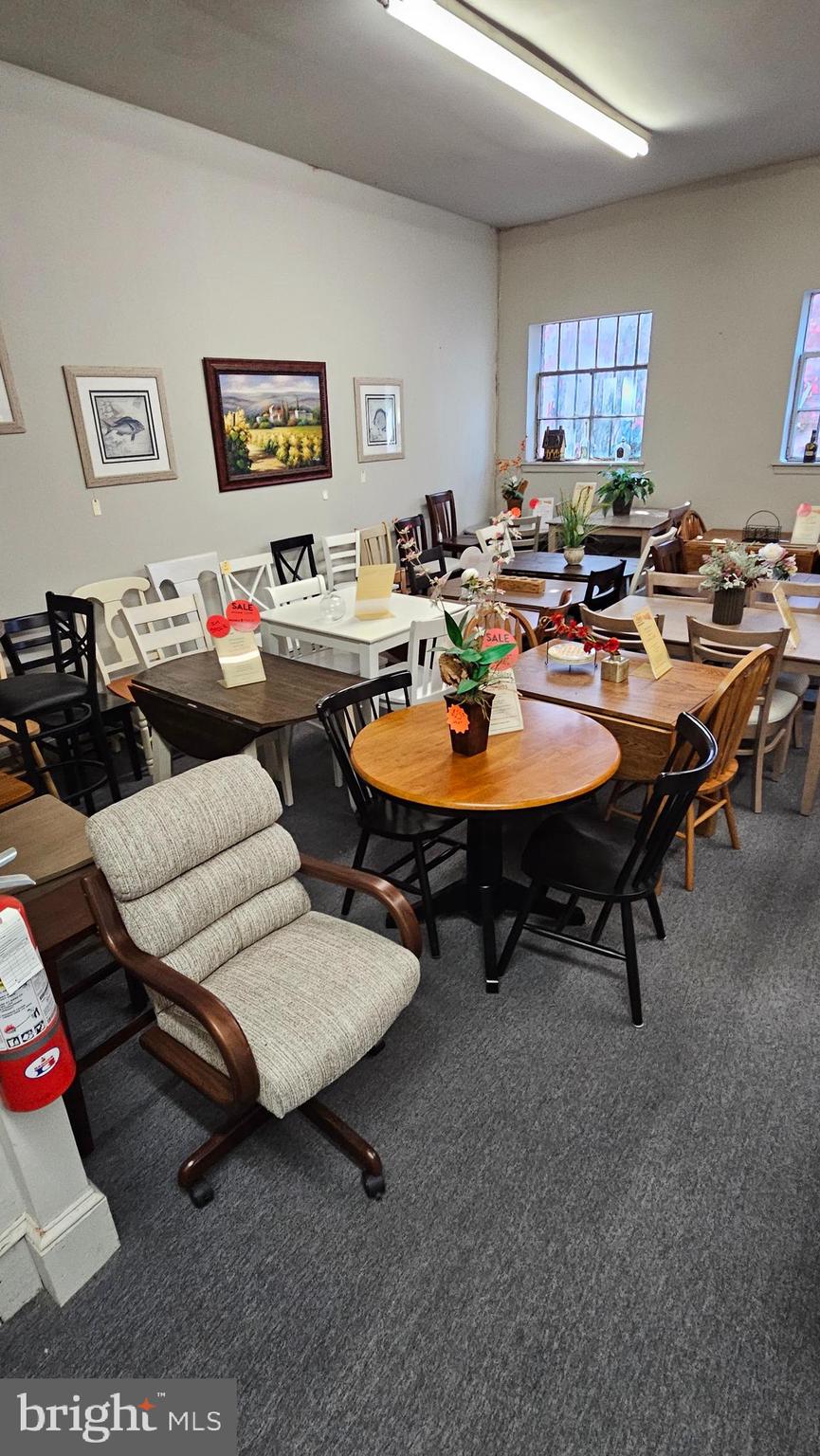 HOLMESBURG - Commercial Lease