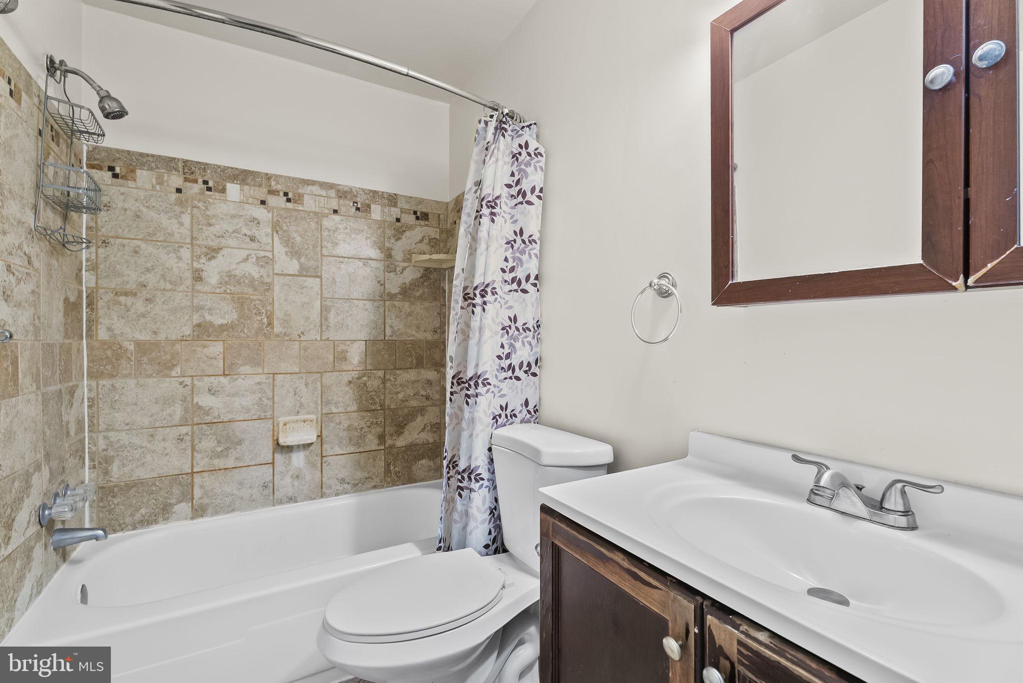 PINE CONDOMINIUM - Residential