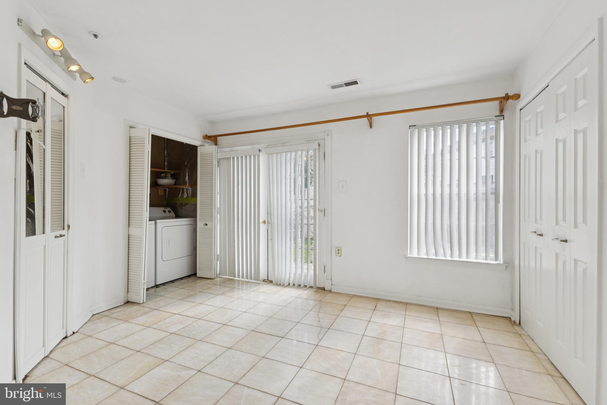 REGENCY TOWNS - Residential Lease