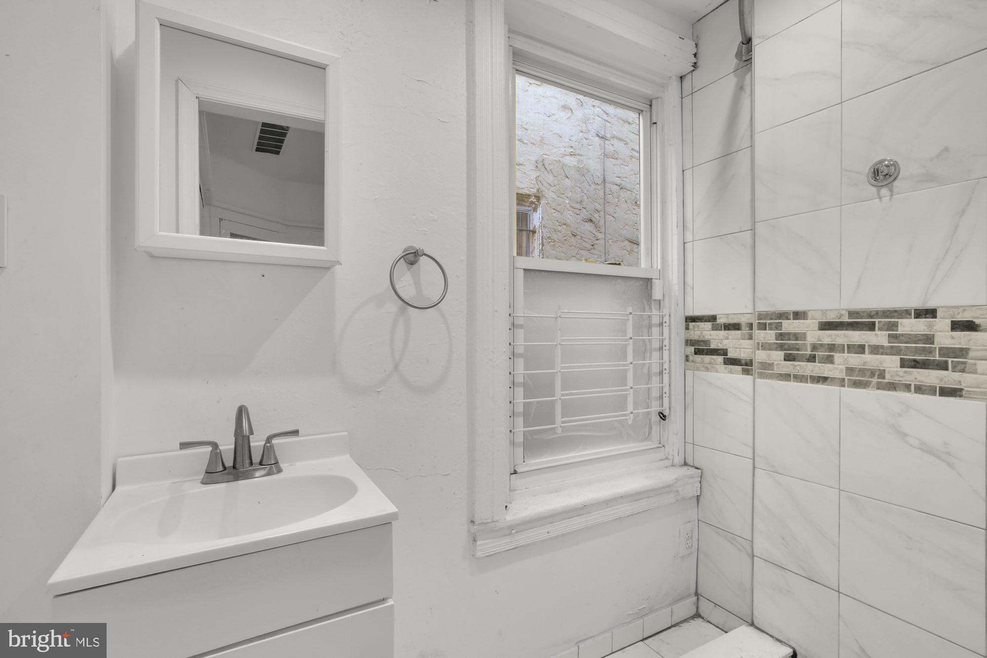 UNIVERSITY CITY - Residential Lease