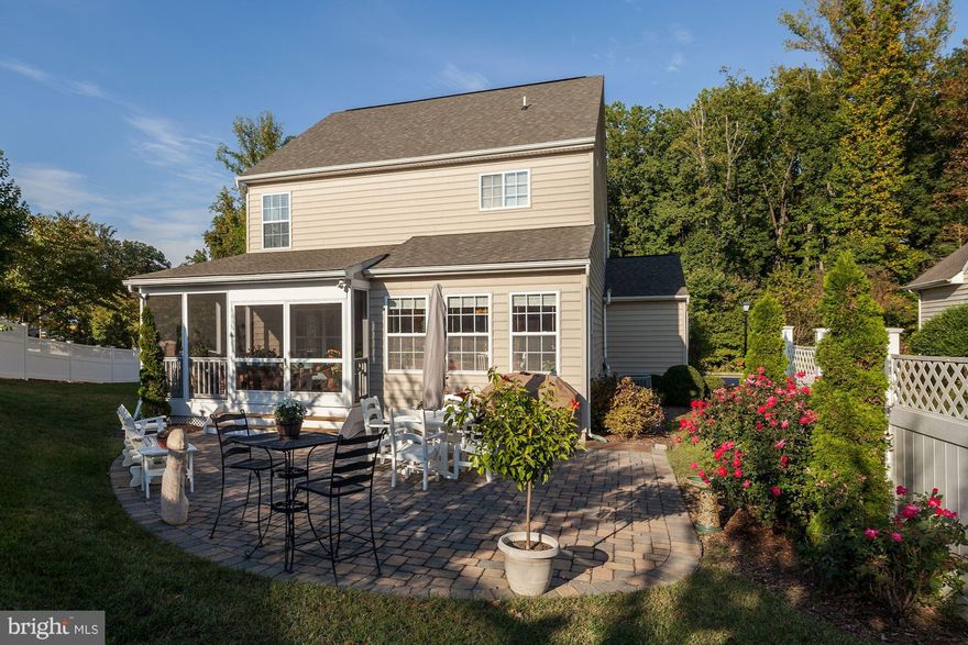 **Stunning home! Open floor plan! Gourmet kitchen; SS appliance, granite counters, ceramic back splash, breakfast bar &  morning room!  Lots of light & windows! Hardwood floors! Screened porch & brick patio.  Gas fire place in family room. New carpet. Great life style; Condo takes care of mowing, weeding, mulching, underground sprinklers & all snow removal! Only 15 mins to DT!  Water access too!**