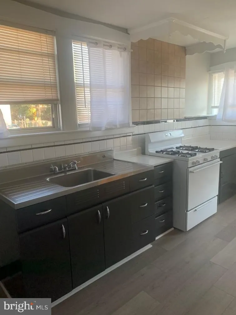 Runnemede, New Jersey 08078, United States, 1 Bedroom Bedrooms, ,1 BathroomBathrooms,Residential,Active,86346