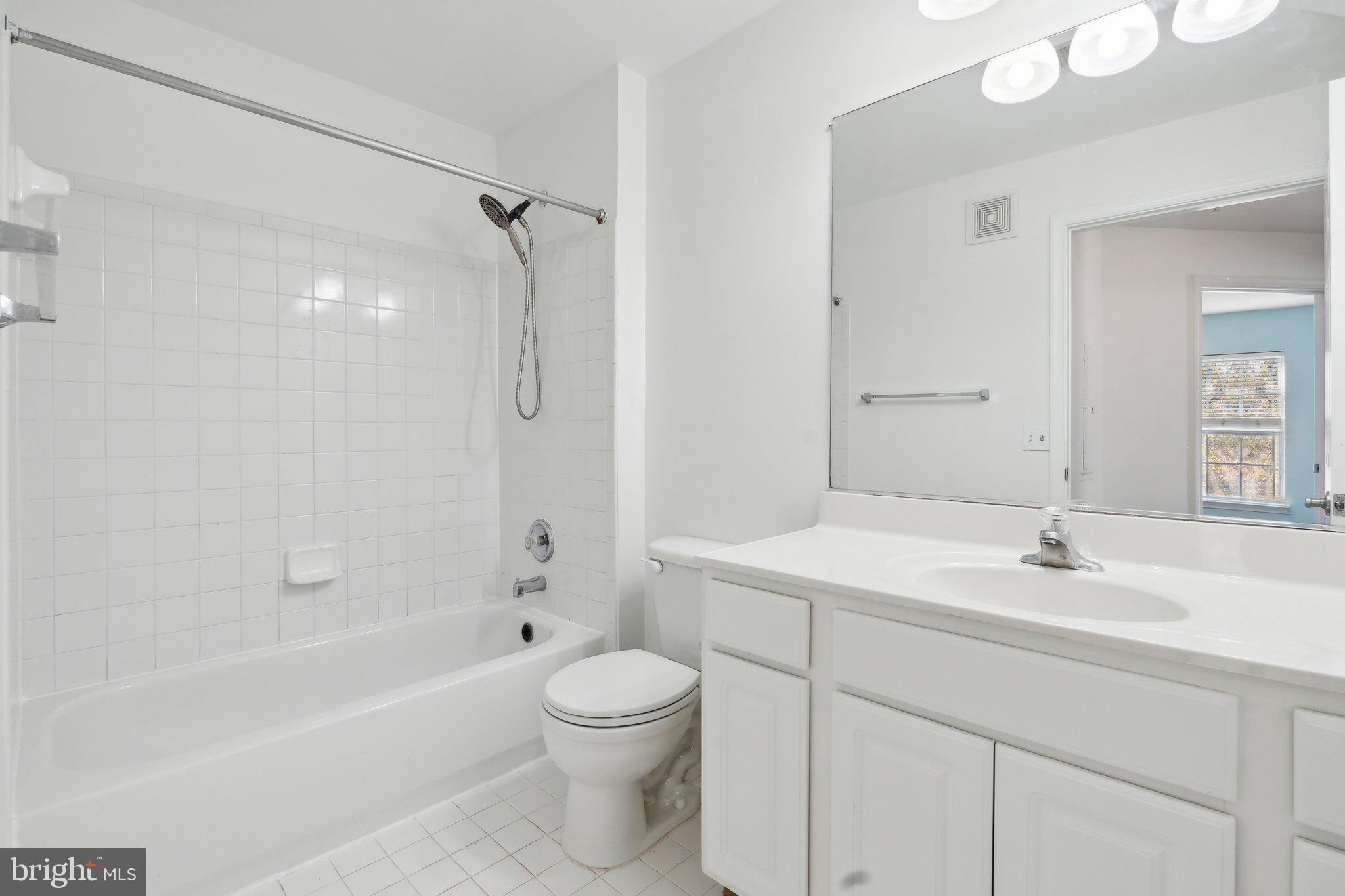 PENDERBROOK SQUARE CONDOMINIUMS - Residential Lease