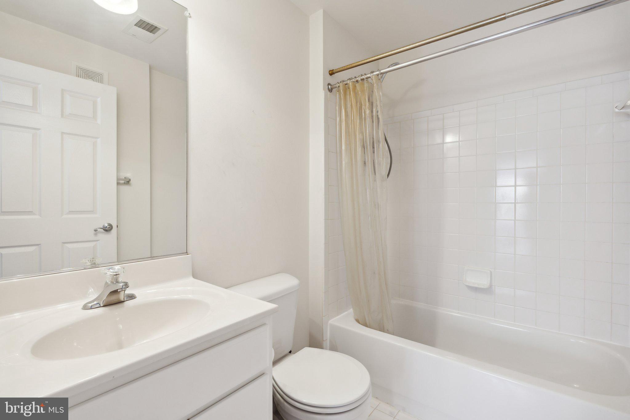 PENDERBROOK SQUARE CONDOMINIUMS - Residential Lease