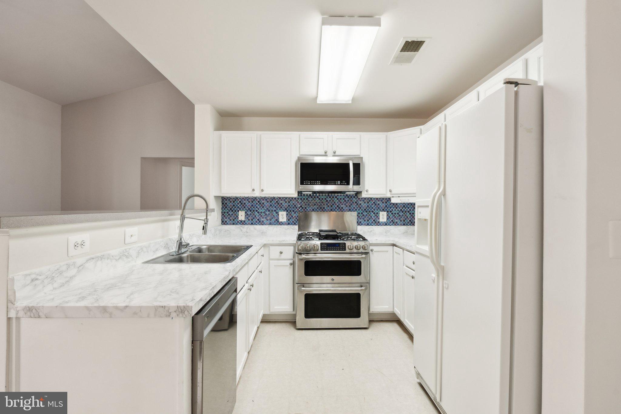 PENDERBROOK SQUARE CONDOMINIUMS - Residential Lease