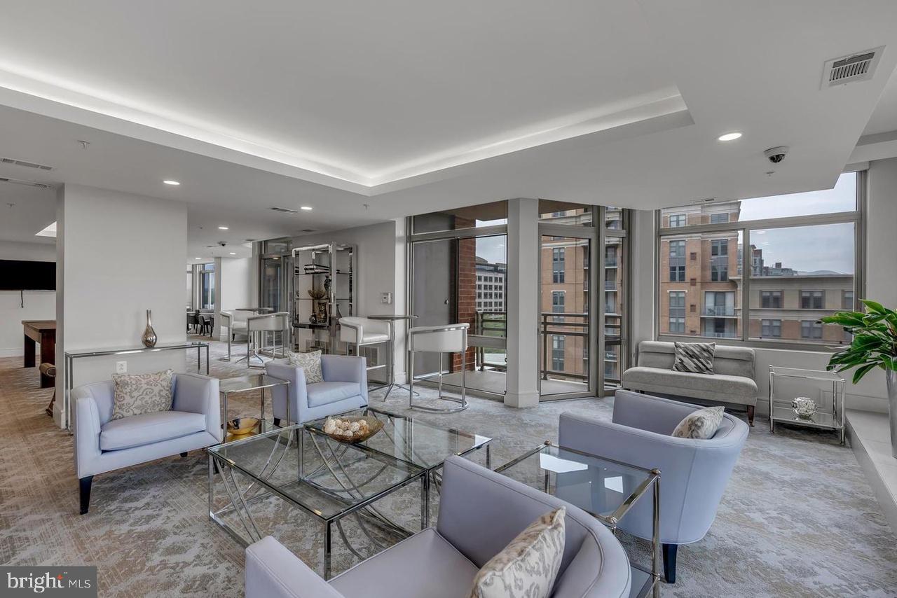 ECLIPSE ON CENTER PARK - Residential