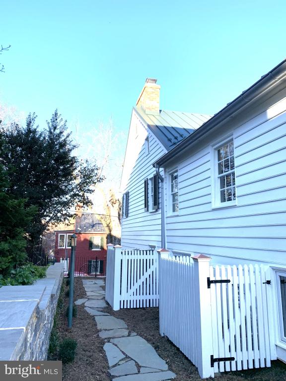 100 W NEW STREET