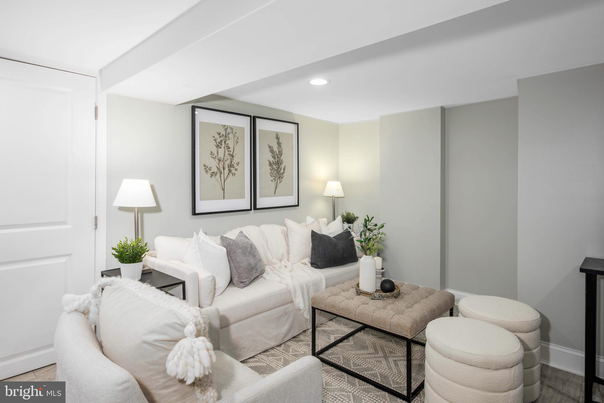 MONTEBELLO LAKE - Residential