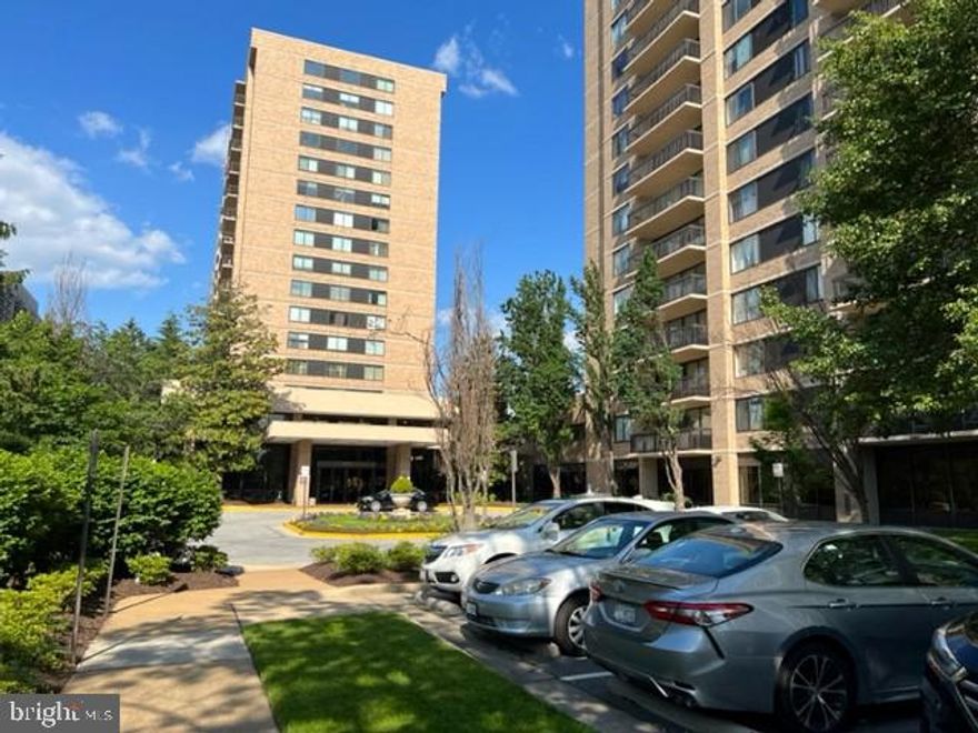 Very popular floor plan of 1914 SF living space in Luxury Hi-Rise & shows very well. Excellent location close to everything , Washington D.C , Regan National Airport, Arlington Crystal & Pentagon cities, Amazon headquarter, Old Town Alexandria. Spacious kitchen w/ breakfast table space . Wood floor living, dinning & bedrooms . Separate formal dinning room . Large living room. Master bedroom suite with master bath & huge closet space. Excellent size bedrooms. Plenty closet space.. 1 -assigned car garage space. Building amenities to include swimmimg pool, roof top party room over looking the D.C. monument, capitol, & potomac river. billiard & meeting erooms, exercise room, 24-hrs security  with main lobby front desk service. Rental application to be submitted thru RentSpree rental application link in  the listing,