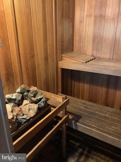 COMMONS OF ARLINGTON - Residential Lease