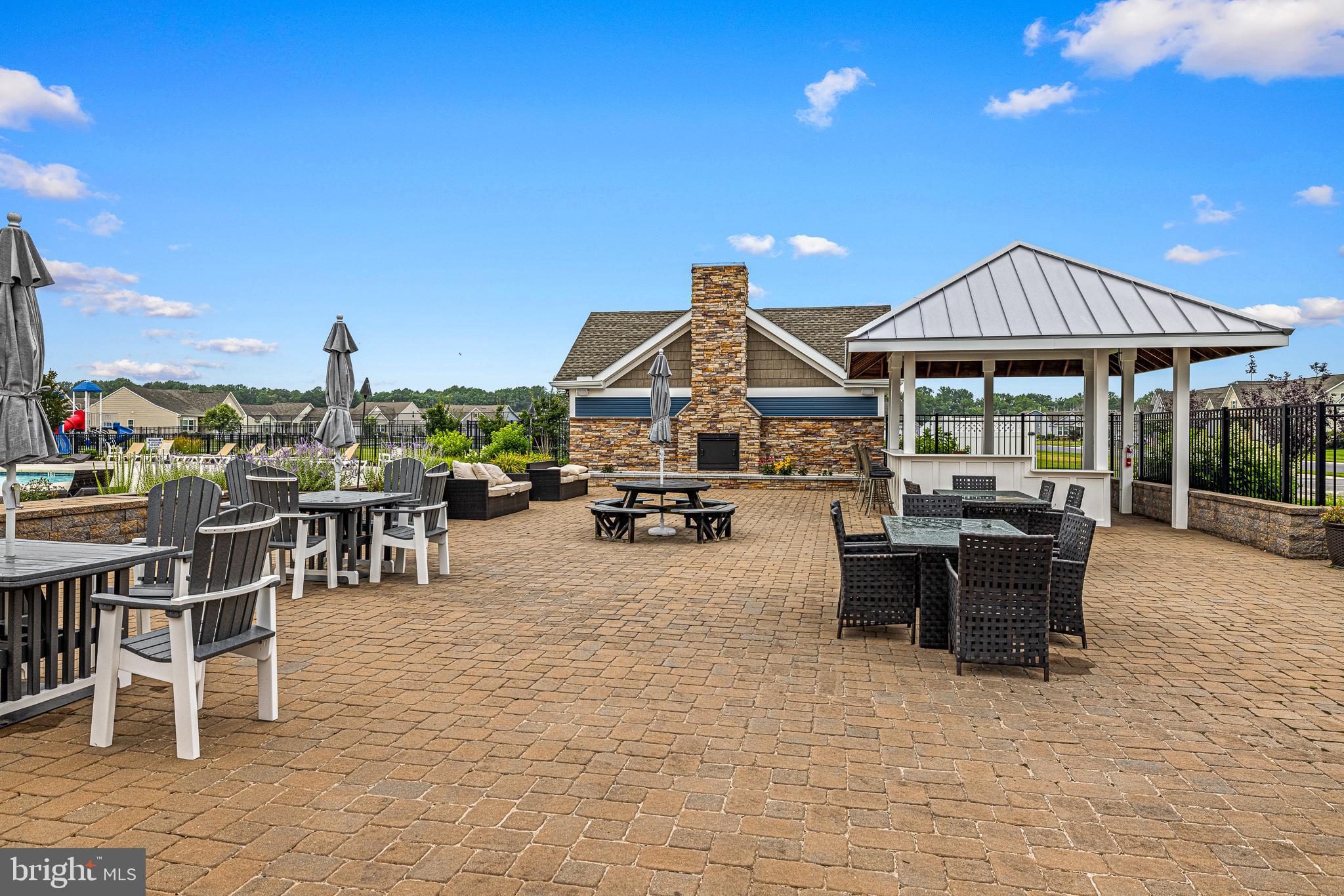 PELICAN POINT - Residential