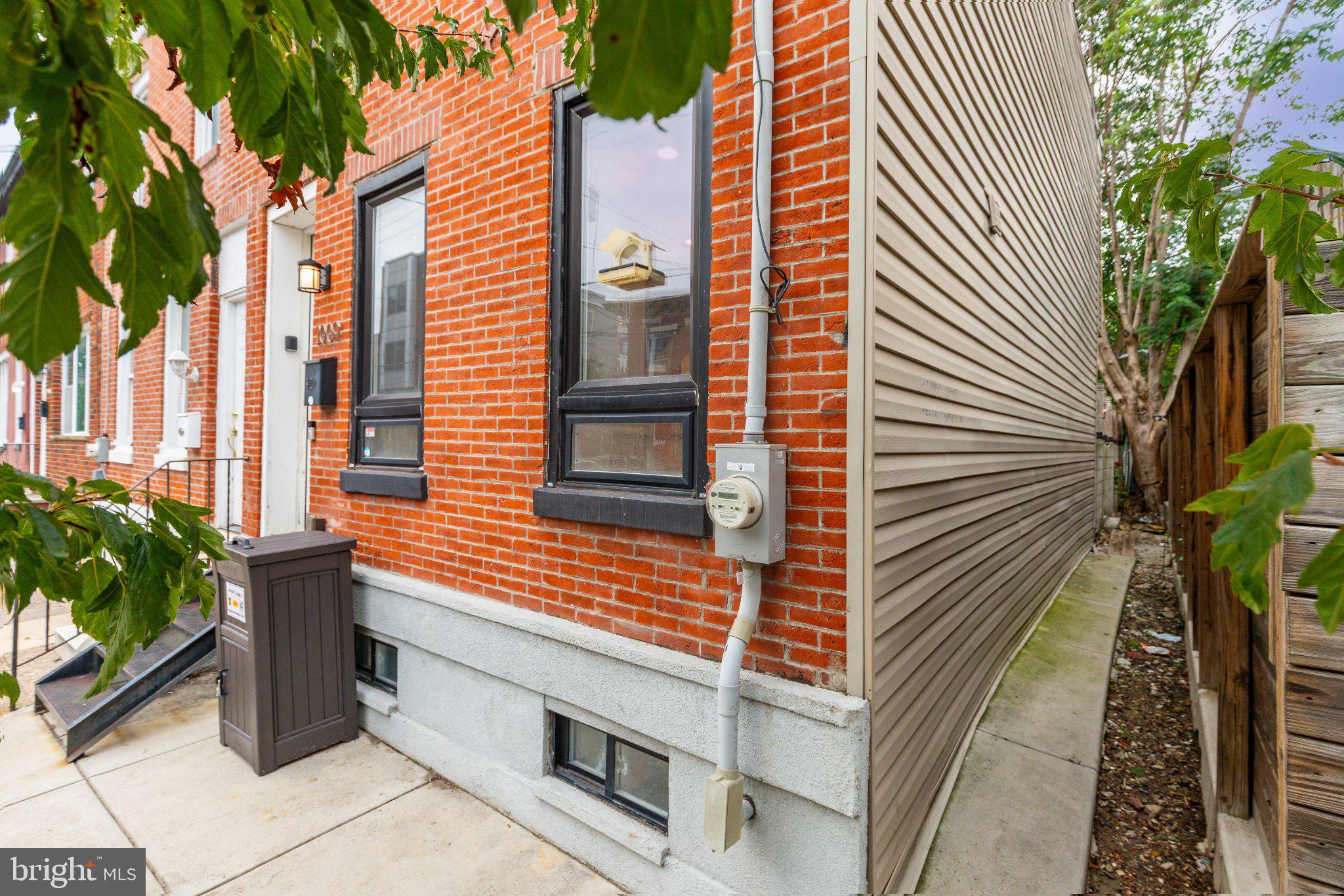 2009 DICKINSON STREET