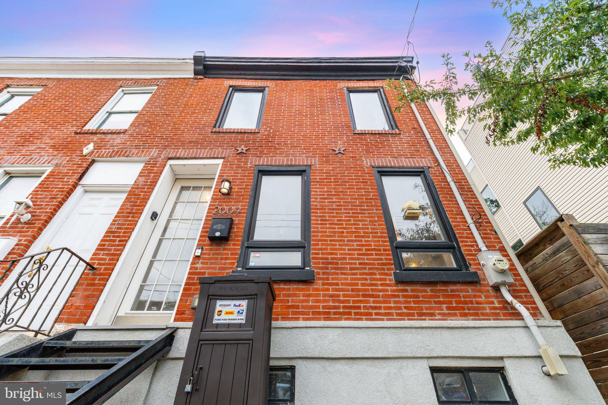 2009 DICKINSON STREET