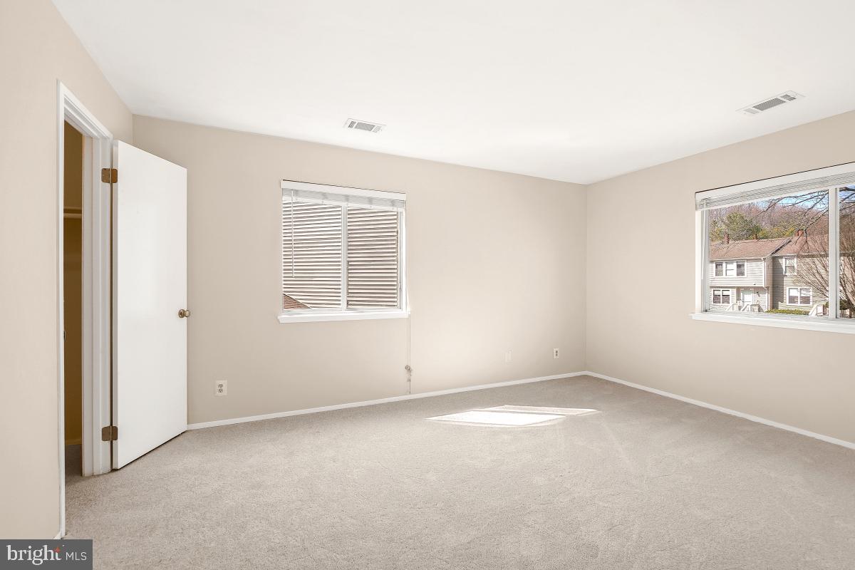 FARMINGDALE - Residential