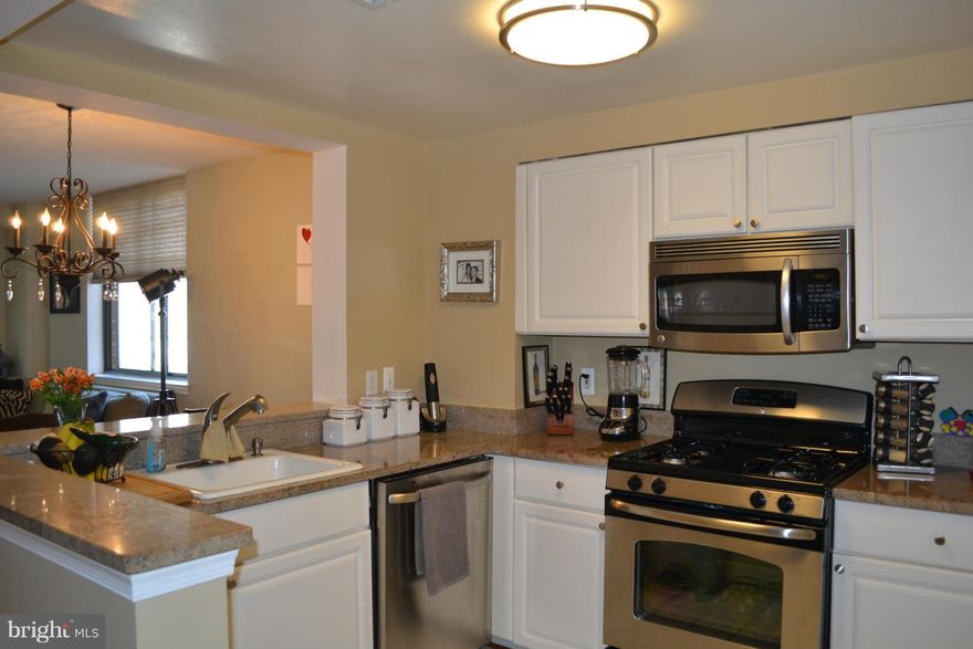 BEAUTIFUL, UPDATED SUN-DRENCHED ONE BEDROOM IN WINDSOR PLAZA. MARBLE FOYER, GRANITE COUNTERS, HARDWOOD FLOORING, SOLARIUM, FIREPLACE, LOTS OF CLOSET SPACE, POOL, UNDERGROUND PKING, AND A STORAGE UNIT. LOCATED JUST A COUPLE OF BLOCKS FROM ALL BALLSTON HAS TO OFFER INCLUDING METRO! NOTHING COMPARES TO THIS PRISTINELY-KEPT CONDO. 2 TRAFFIC LIGHTS FROM 66