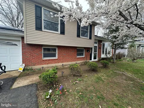 62 Lakeview Court, Hamilton, NJ MLS: NJME2058184