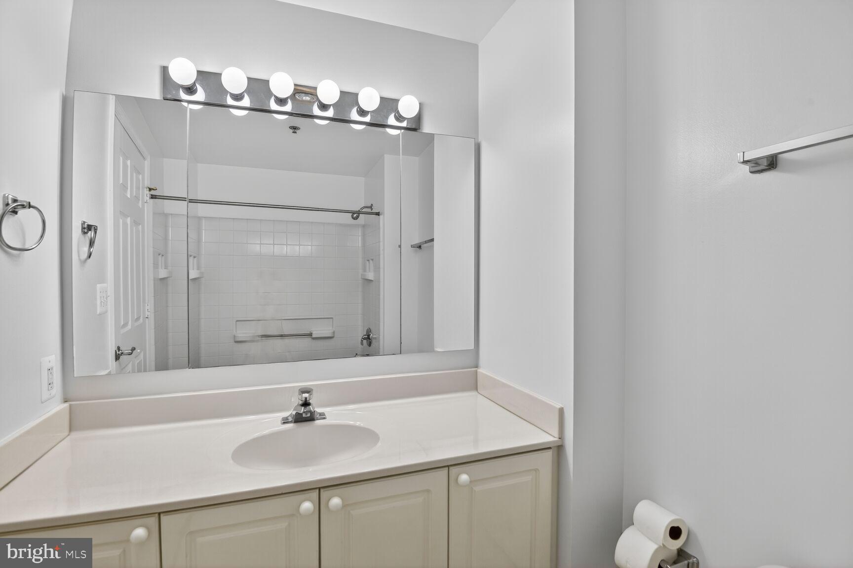 VANTAGE POINT EAST @ LEISURE WORLD - Residential