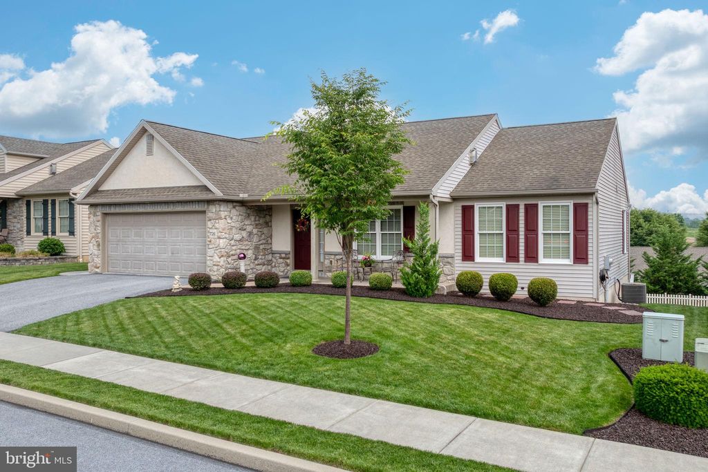 Photo of 726 Heather Ridge, MANHEIM, PA 17545 (MLS # PALA2071232)