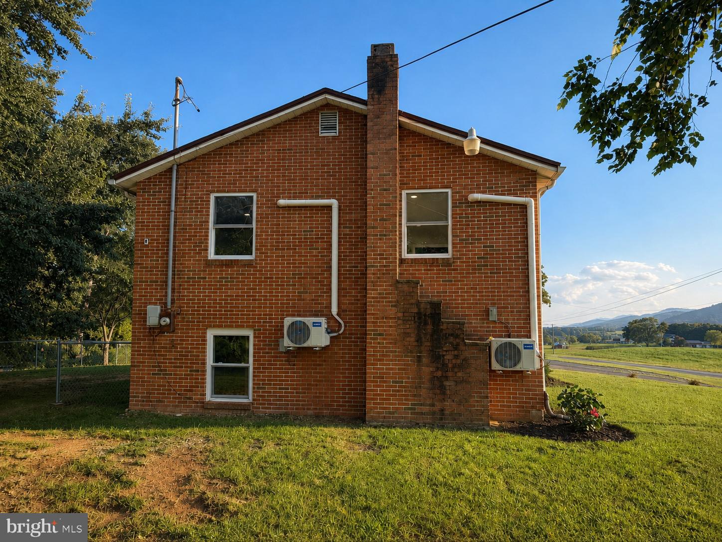 2242 HYNDMAN ROAD