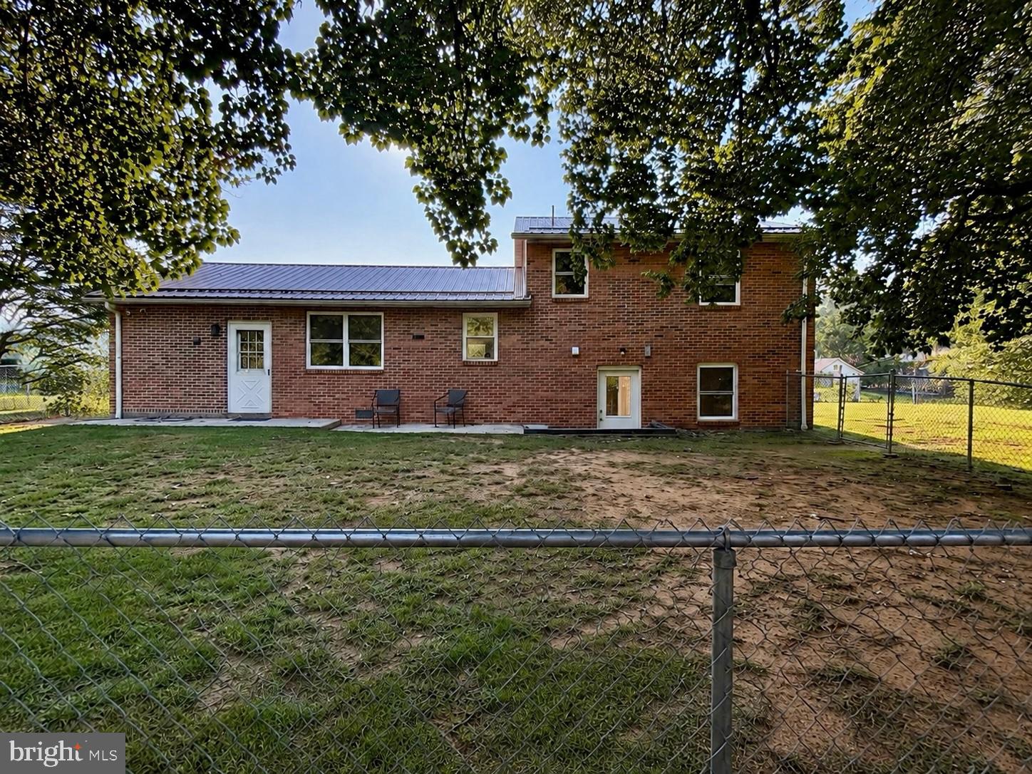 2242 HYNDMAN ROAD